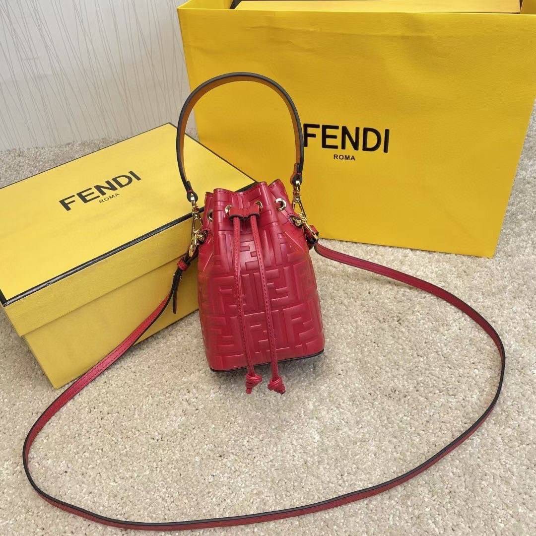 หนังแท้ 】Ori Fendi MonTresor mini Bucket Bag กระเป๋าถือหรือสะพายข้าง วัสดุหนังแท้ทรงขนมจีบ ลายแบรนด์ อะไหล่ทองหรูหรา จุของได้เยอะ น้ำหนักเบา ตั้งอยู่ทรง ด้านในโล่ง มี2สาย สายสั้น+ยาว ถอดสายได้ Crossbody ได้ สายยาวปรับระดับได้ คุ้มสุดๆ ใบนี้ไม่ควรพลาดค่ะ ด