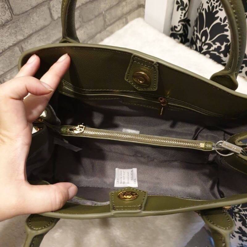 CHARLES & KEITH CLASSIC TOP HANDLE BAG กระเป๋าถือหรือสะพายใบใหญ่ ทรงแข็ง หนัง pu สวย ดีไซน์เรียบหรู ดูดี ด้านหน้าป้ายโลโก้แบบนูน ด้านหลังมีซ่องซิป 1 ช่อง เปิด-ปิดแบบกระดุมแม่เหล็ก ภายในมี 2 ช่องใหญ่ คั่นกลางด้วยช่องซิป มีหมุดรองรองฐานสี่มุม มาพร้อมสายสะพา