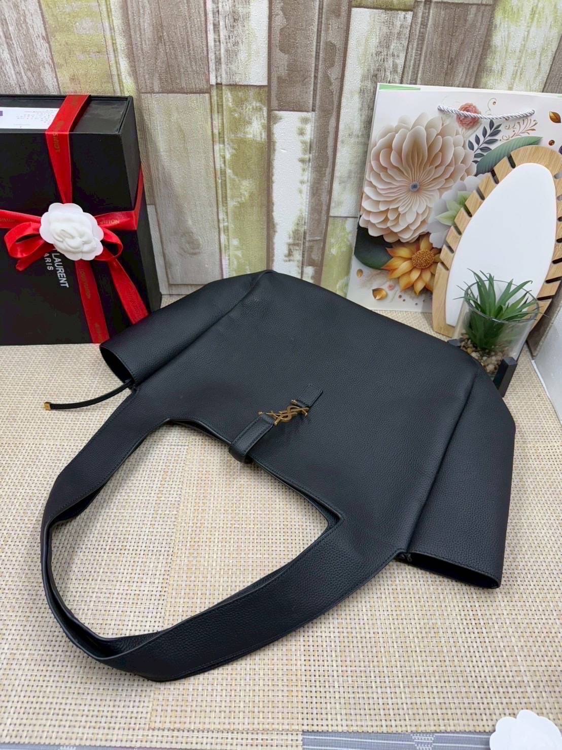 ORI หนังแท้ | YSL LE 5 À 7 BEA IN GRAINED LEATHER TOTE BAG กระเป๋าทรงโท้ทหนังแท้ลายเกรน สวยเด่นเป็นเอกลักษณ์ ดีไซน์เรียบแต่มาก สวยดูแพง ภายในโล่งกว้าง จุของได้เยอะ