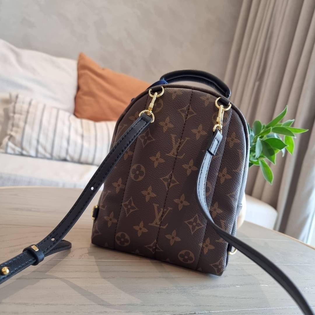 LV Backpack Size Mini | สายสะพายเล็ก ถอดได้ LV palm springs New in!! เข้าแล้วกับไอเท็มยอดฮิต หรูหราพร้อม box set สุดสวย ที่สุดของความคุ้มค่า LV palm springs กระเป๋าแบ็คแพ็ค มาให้เลือก 2 ไซส์ ขายดี วัสดุหนังแคนวาสคุณภาพดี มีช่องซิปแบ่งสัดส่วน ใบเล็กสายวะพา