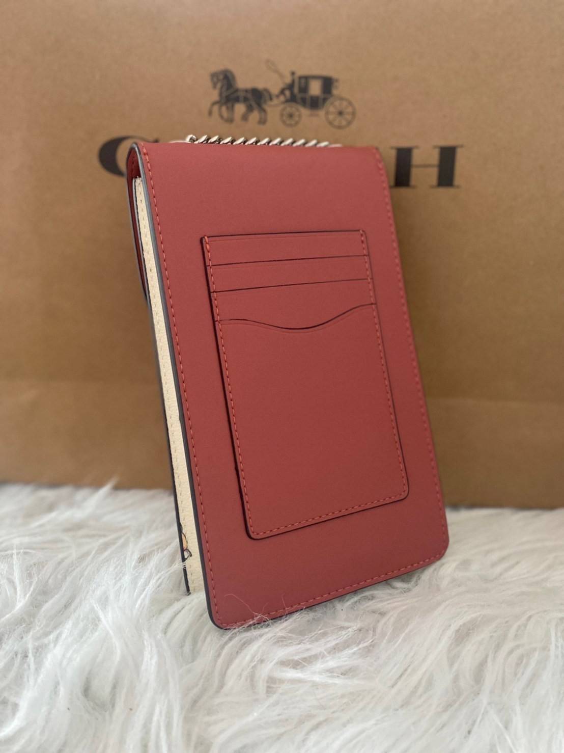 COACH NORTH/SOUTH CROSSBODY IN SIGNATURE CANVAS แจกความสดใสกันอีกครั้ง!! กับกระเป๋าสะพายเอนกประสงค์ Case phone ใส่โทรศัพท์มือถือได้ทุกรุ่น ดีไซน์ลายผลไม้ฉ่ำๆ สวยมีเสน่ห์ 💖 วัสดุหนังแคนวาสคุณภาพ ฝาและภายในเป็นหนังแท้ เปิด-ปิดด้วยกระดุม สายสะพายยาวป