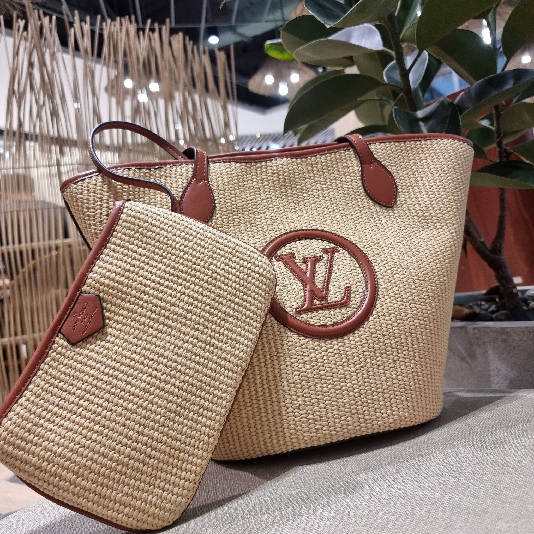 LV SAINT JACQUES LIMITED BAG ไอเท็ม เอ็กซ์คลูซีพจัดมาให้สาวๆโดยเฉพาะ!! กระเป๋าสะพายใบใหญ่รุ่นลิมิเต็ดหายาก ด้วยวัสดุสังเคราห์จากธรรมชาติ สานเต็มใบออกมาเป็นลวดลายสวยงาม และยังโดดเด่นด้วยโลโก้ สีโทนอุ่น ทำให้ไอเท็มนี้ ดูดีน่าค้นหา มาพร้อมใบลูกอีกหนึ่ง ที่สา