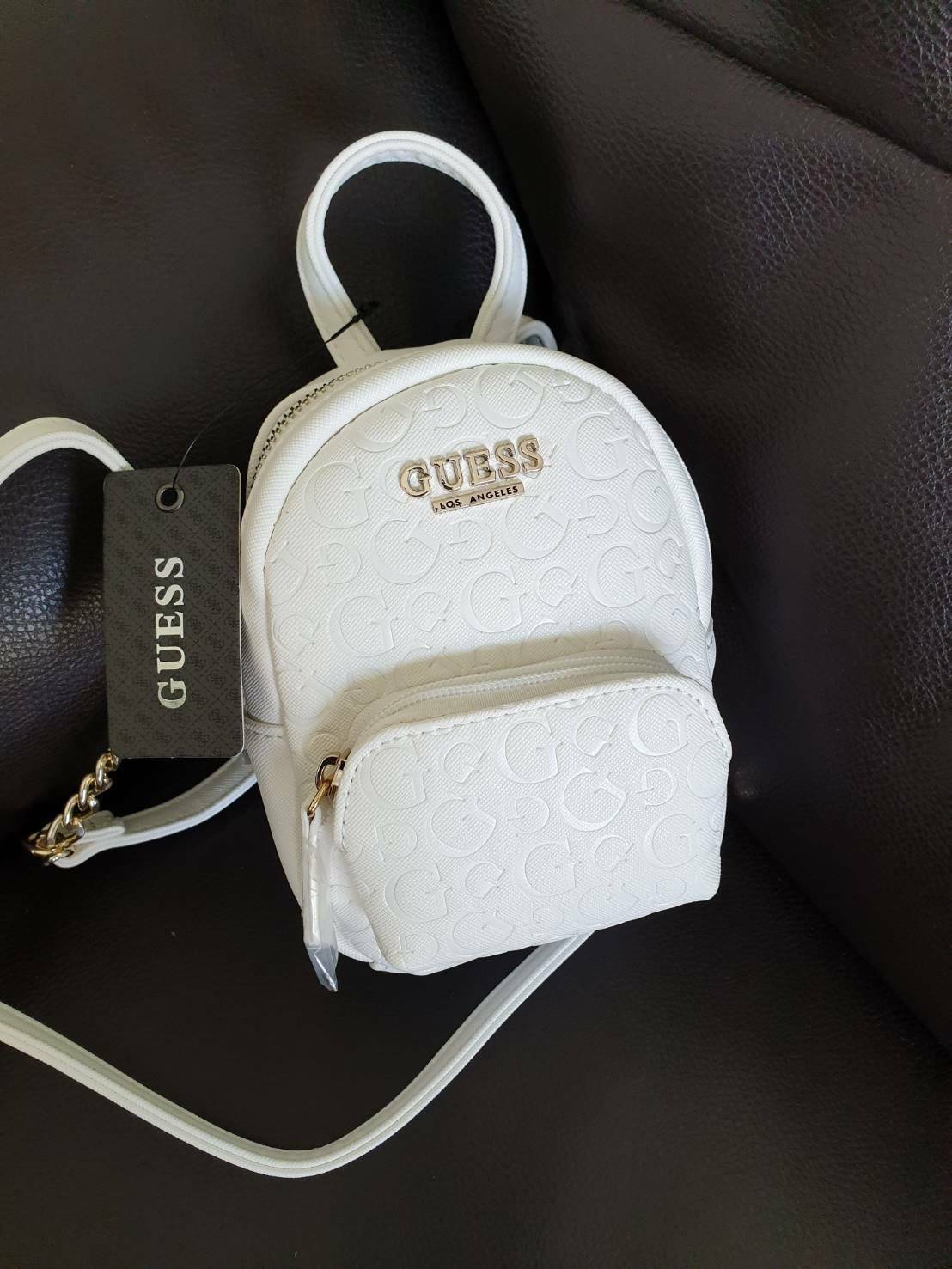 กระเป๋าสะพายข้าง Guess ด้านหน้าติดชื่อแบรนด์ มีช่องซิปด้านหน้า ด้านบนเป็นช่องเปิดปิดซิปมีสัญลักษณ์แบรนด์ติดที่ตัวจับซิปด้วย ด้านในเป็นช่องกว้าง มีช่องเสียบสิ่งของด้วยค่ะ ตัวสายสะพายเป็นโซ่ตัดต่อกับสายหนัง สามารถปรับระดับได้ สวยเก๋ขนาดนี้ รีบมาจับมาจองเป็น