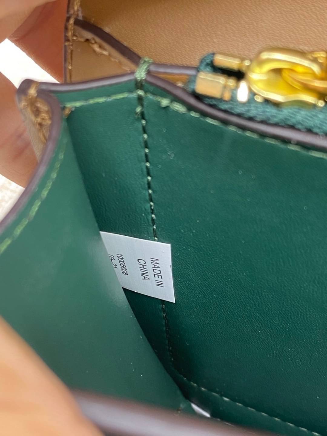 Tory Burch Eleanor Medium Convertible Shoulder Bag / Tory Burch 75003 ฮอตไอเท็ม รุ่นนี้ขายดีขายหมด สวยหรู คุณหนู ผู้ดี!! หายากมากแล้วน้า กระเป๋าสะพายข้าง ดีไซน์อยู่ทรง ขนาดกำลังสะดวกใช้สำหรับสาว เปิด-ปิดด้วยแถบแม่เหล็ก ภายในแบ่งสัดส่วนได้เป็นอย่างดี