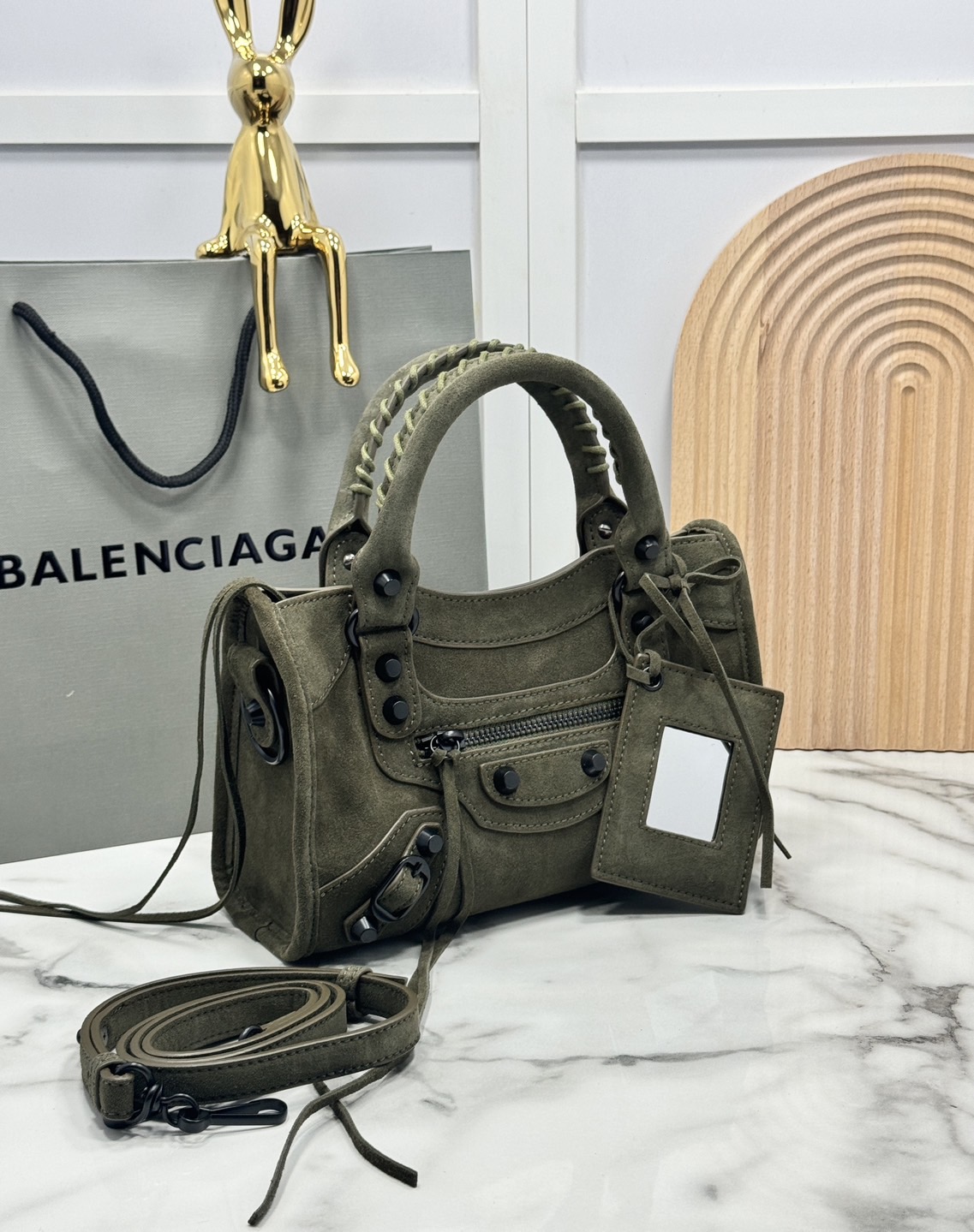 ORI หนังแท้ | Balenciaga Le City suede bag กระเป๋าถือ/สะพายข้างดีไซน์โดดเด่นสวยเท่ล้ำสมัย ใหม่ล่าสุดงานหนังกลับที่สุดแห่งความไอคอนิกไม่เหมือนใคร มีกิมมิคและลูกเล่นแพรวพราว