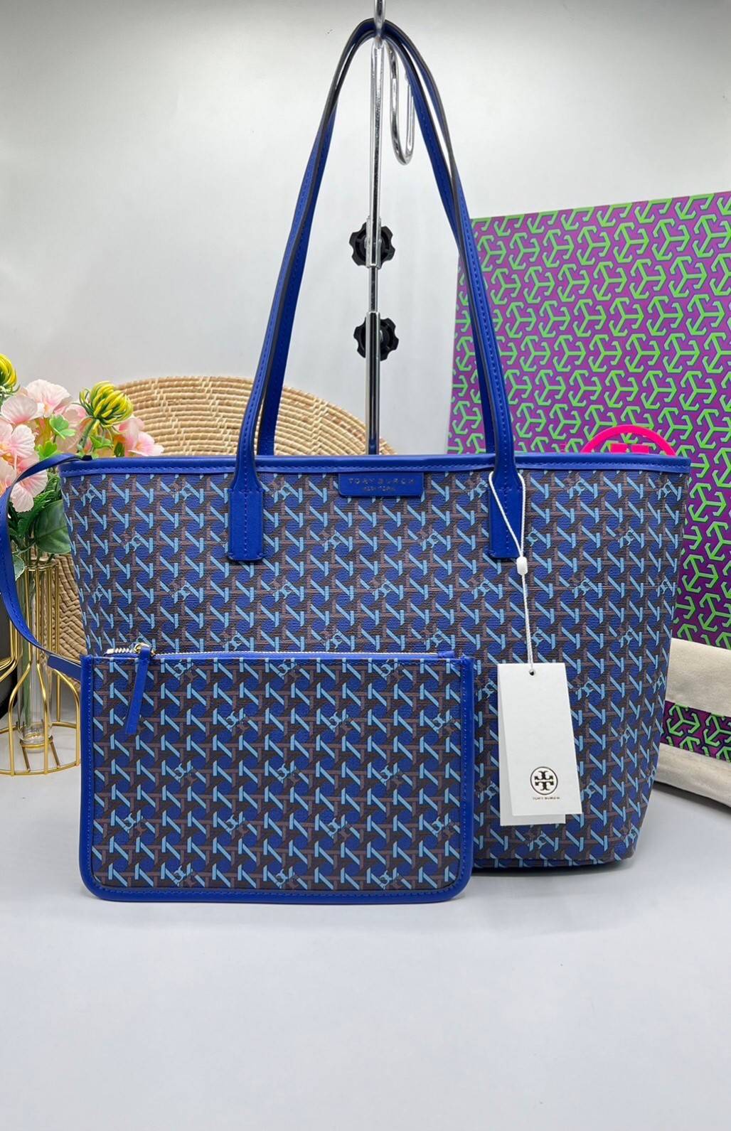 Tory Burch Ever Ready Zip Tote Small Coated Canvas / Tory Burch Geo Logo Tote กระเป๋าโท้ท พิมพ์ลายด้วยลวดลายสานตะกร้าอันเป็นเอกลักษณ์ของแบรนด์ ซึ่งได้แรงบันดาลใจจากความหลงใหลในงานจักสานของผู้ก่อตั้ง