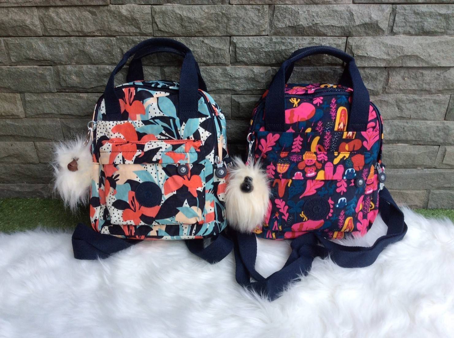 Kipling Mini Backpack 2017 k12688 small flower printed มีพวงกุญแจ Promptpay , พวงกุญแจลิง ,พวงกุญแจอะไหล่ สัญญาลักษณ์ แบรนด์ --------- กระเป๋าขนาดมินิ สามารถใช้งานได้ 3 แบบ : เป็นสะพายหลังได้ / สะพายข้างได้ / มีหูหิ้วถือได้ มีหลายลายให้เลือก ลายสวยน่ารัก 