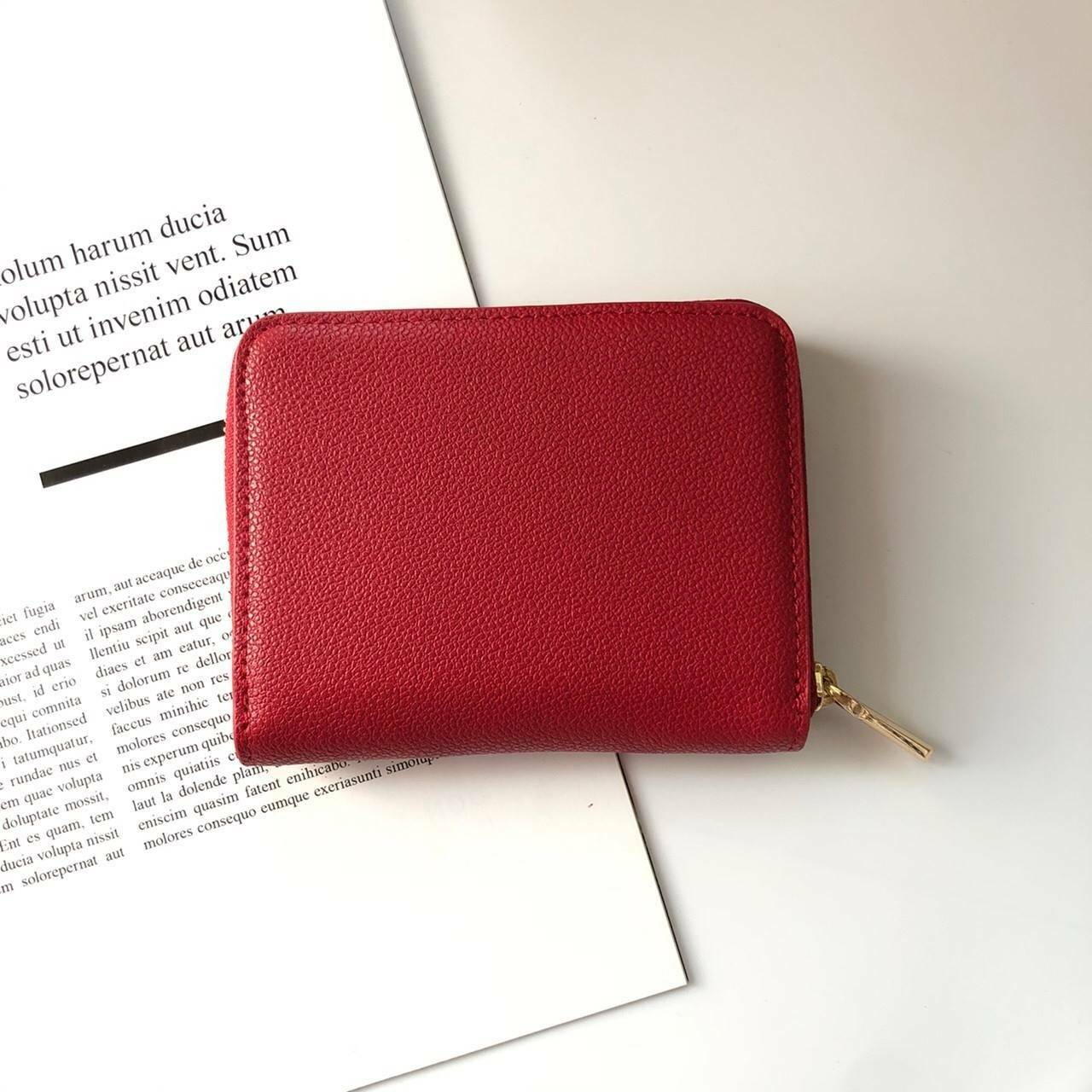 กระเป๋าสตางค์ใบสั้น CHARLES & KEITH เปิด - ปิดกระเป๋าด้วยซิปรอบ ด้านในมีช่องใส่บัตร ช่องใส่ธนบัตร ช่องใส่รูป และช่องซิปค่ะ