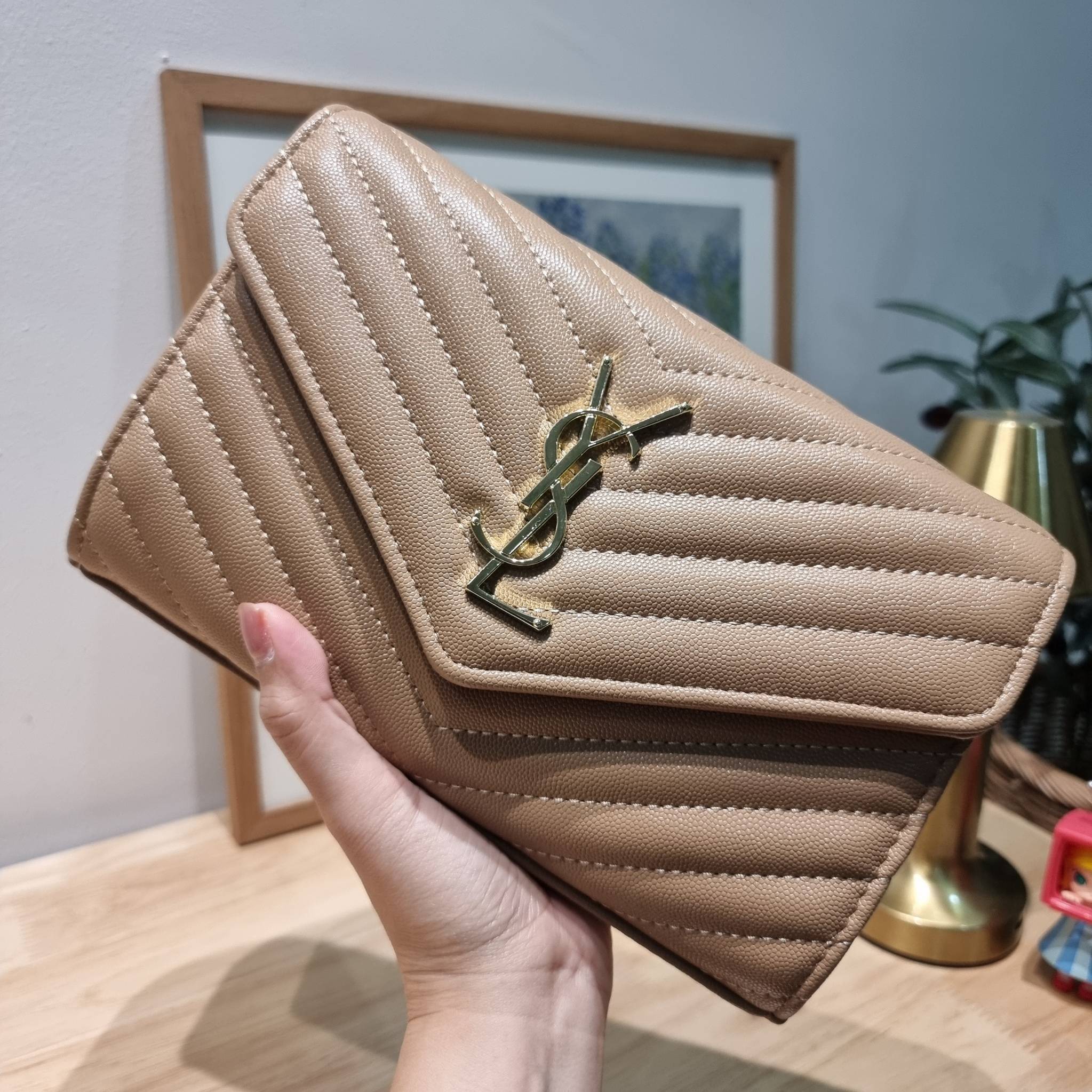 YSL WOC 9 ไม่เคยผิดหวังจริงๆ!! กับรุ่นที่สาวๆรู้กัน Yves Saint laurent clutch bag with chain กระเป๋าสะพายทรง woc สุดฮอต ดีไซน์เรียบหรู โดดเด่นด้วยโลโก้ด้านหน้า