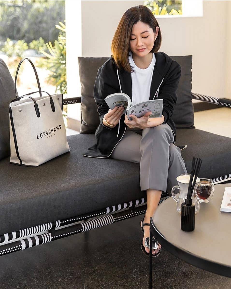 ของแท้ 💯% 】LONGCHAMP ESSENTIAL TOILE SHOULDER BAG L ECRU วัสดุ Cotton Canvas & Grained cowhide คอลเลคชั่นใหม่ฮิตสุดๆในเหล่าดาราเซเลป ด้วยดีไซน์สวยขนาดกำลังดีเนื้อหนาอยู่ทรง น้ำหนักเบา