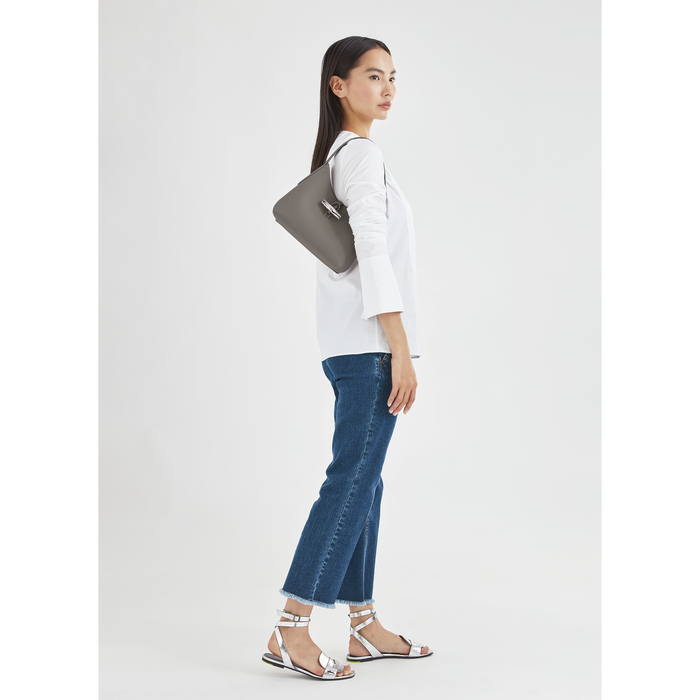 Longchamp ROSEAU Sac porté épaule XS กระเป๋าสะพายไหล่ซึ่งเป็นหนึ่งในแฟชั่นไอเทมที่สาว ๆ ส่วนใหญ่จะต้องมีไว้ใช้งานกันอย่างน้อยคนละหนึ่งใบแน่นอน ใช้งานสะดวก คล่องตัว ทั้งยังมีดีไซน์ให้เลือกหลากหลายตั้งแต่แบบหรูหรา น่ารักสดใส ไปจนถึงเรียบโก้ ให้คุณเลือกหยิบม