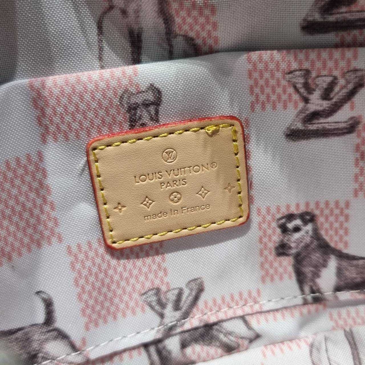 LV Nano Porte Documents Voyage สีเขียวเหนี่ยวทรัพย์ กระเป๋าสะพายทรงกระเป๋าเดินทางในขนาดมินิกะทัดรัด แถมฟรีพวงหนังห้อยสีชมพูโดดเด่น