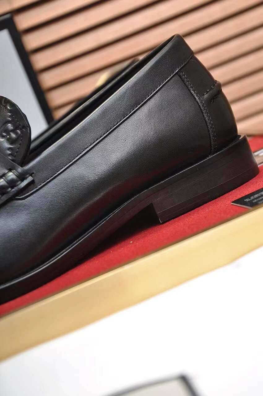 GUCCI Loafers for Men เกรดออริจินอล รองเท้าโลฟเฟอร์กุชชี่ ให้ลุคดูภูมิฐาน หรูหรา เข้ากับทุกชุด ทุกโอกาส วัสดุหนังแท้และแคนวาสอย่างดี ใส่สบาย ไม่กัดเท้า บล็อคมาตรฐาน 1:1 เป็นรองเท้าที่คุณผู้ชายควรมีติดตู้ภาพถ่ายจากงานขายจริง ใช้งานต่างประเทศได้