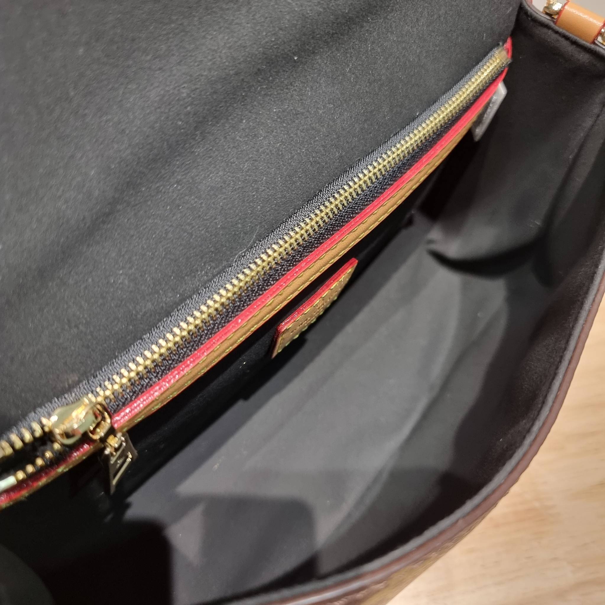 LV Diane Monogram Bag / LV multi handbag กระเป๋ามัลติฟังก์ชั่นสุดคุ้ม ดีไซน์ออกมาน่ารักน่าใช้มากๆ วัสดุหนังแคนวาส มีสายมาให้ถึง 2 แบบ สายหนังคล้องไหล่ได้ และสายสปอร์ตครอสบอดี้ได้ ปรับเปลี่ยนใช้ตามลุคแต่ละวันได้เลย