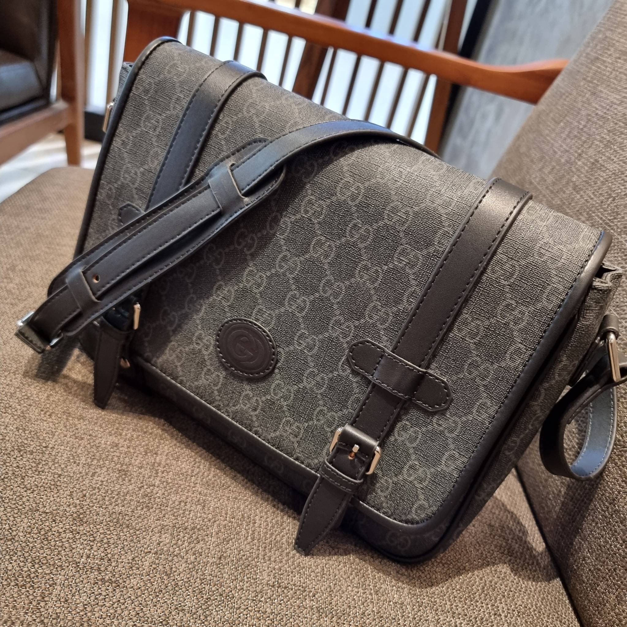 Gucci GG Supreme messenger bag GC MESSENGER VINTAGE BAG กระเป๋าสะพายข้างทรงแมสเซนเจอร์ ย้อนยุค ลุคผู้ดีแบบลูกคุณ ดีไซน์ unisex ใช้ได้ทั้งชายและหญิง พรีเมี่ยมกิ๊ฟวีไอพี วัสดุหนังแคนวาส ใช้งานง่ายด้วยฝาเปิดกระดุมแม่เหล็ก ด้านหลังมีช่องเก็บของจุกจิกได้ ภายใน