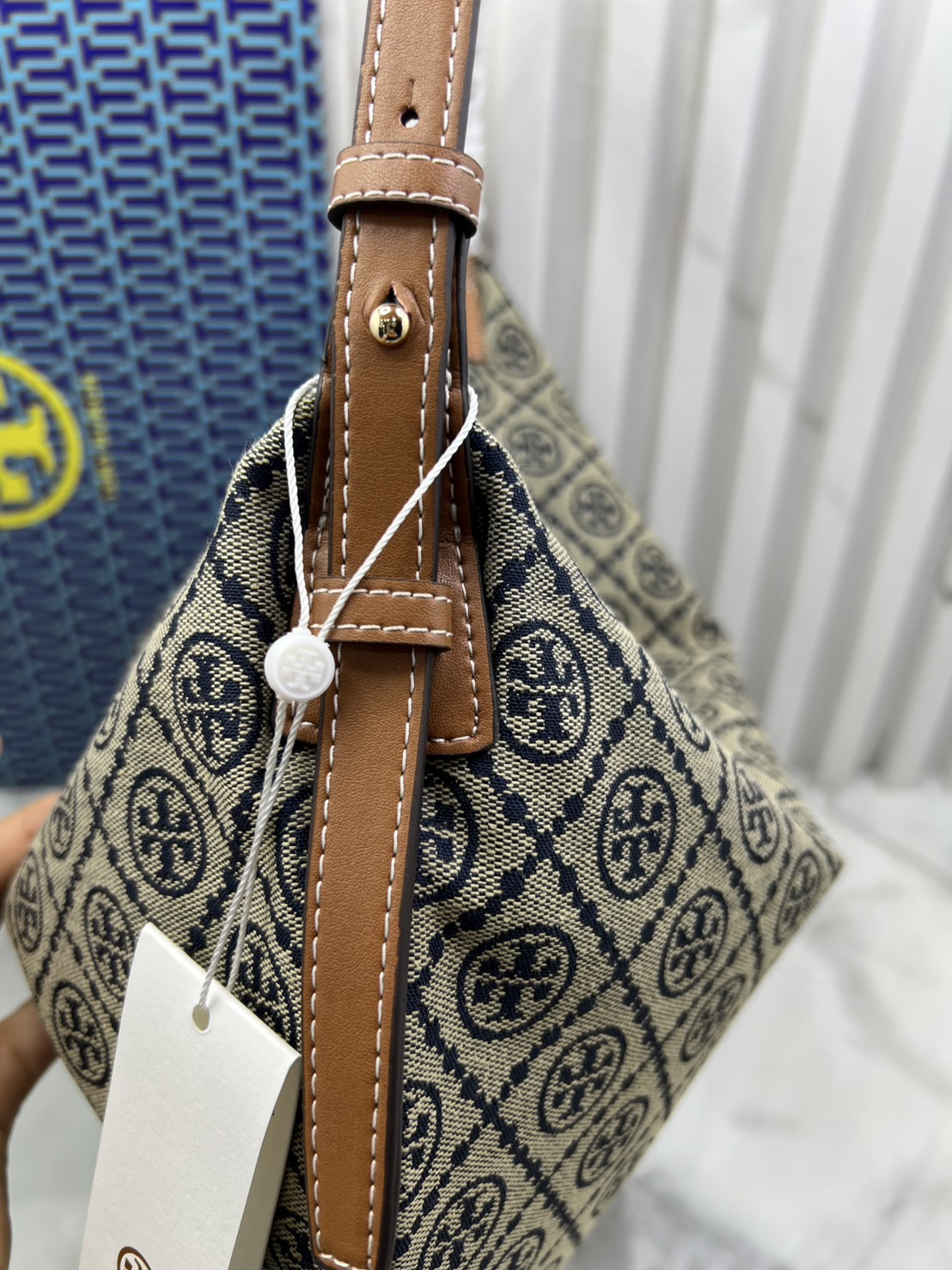 ORI หนังแท้ | Tory Burch T Monogram Balloon Bag 40cm กระเป๋าสะพายทรงโฮโบใบใหญ่ ถือหรือคล้องไหล่รูปทรงใหม่บอลลูนสวยหรูด้วยลายโมโนแกรมเต็มใบ ภายในโล่งกว้างจุของได้เยอะ คอลเลคชั่นใหม่มาแรง!