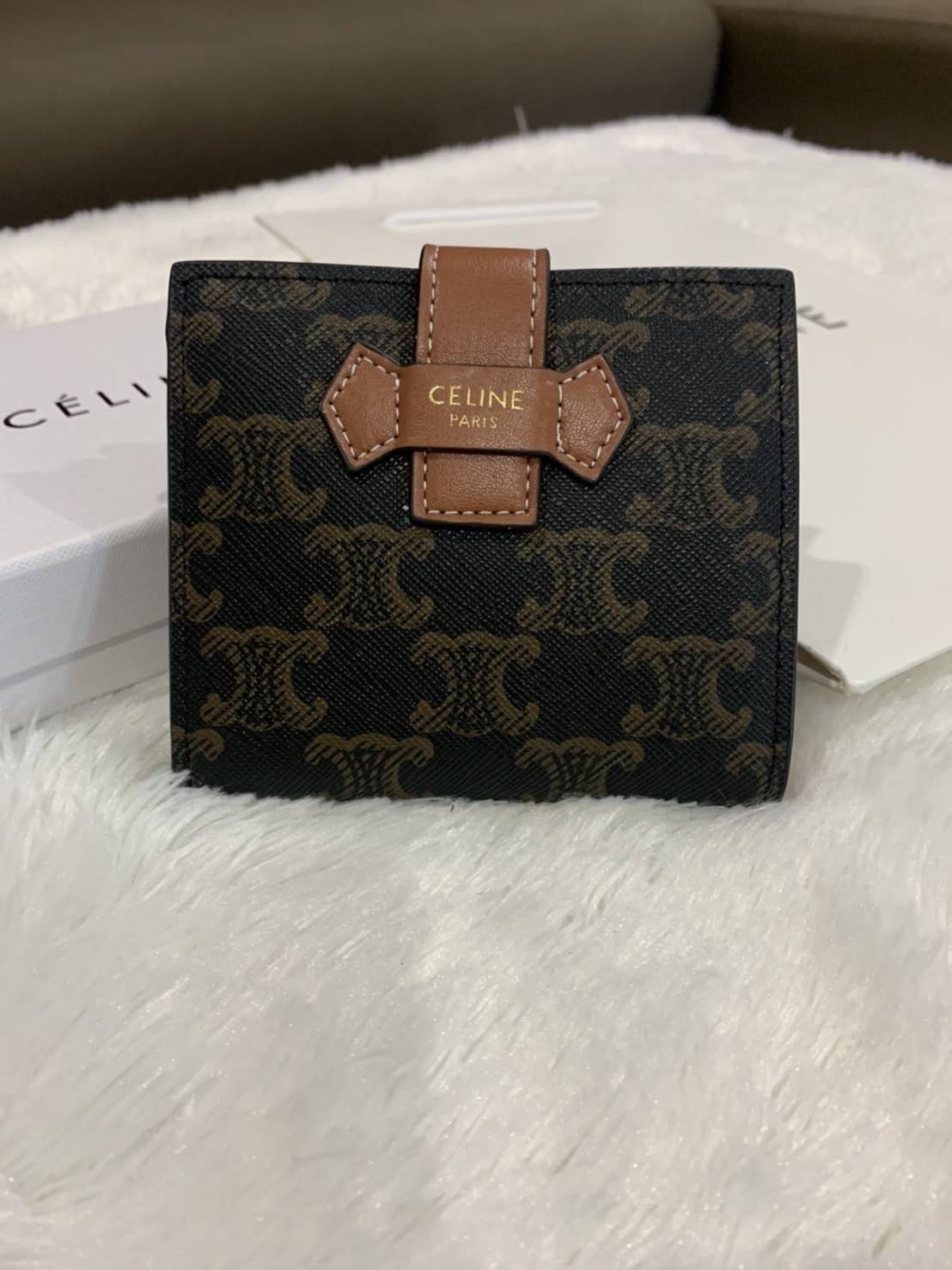 CELINE SHORT WALLET VIP GIFT WITH PURCHASE (GWP) พรีเมี่ยมกิ๊ฟ Limited จาก CELINE HAUTE PARFUME DUTYFREE COUNTER วัสดุ Triomphe Canvas หนังสวยอยู่ทรง ประดับโลโก้แบรนด์ที่ด้านหน้า ขนาดกำลังดี จับถนัดมือ เปิด-ปิดฝาพับกระดุม ภายในมีช่องแบ่งหลายช่อง มีช่องใส่