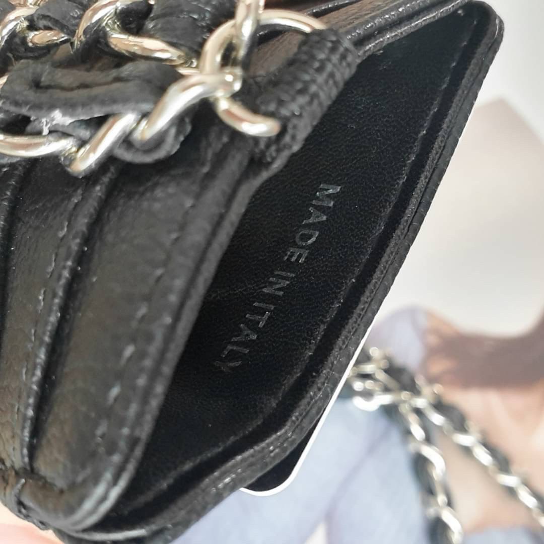 CHANEL CARD HOLDER WITH CHAIN พร้อมส่งที่ไทย สายคล้องบัตรสุดคลาสสิค จากงานพรีเมี่ยมกิ้ฟท์แบรนด์ดังอย่าง CHANEL วัสดุหนังสังเคราะห์ ลายสวยมาก ด้านหน้าประดับโลโก้ CC มีช่องใส่บัตรมากกว่า4ใบ มาพร้อมสายคล้องแบบโซ่สลับหนัง ไอเท็มสุดหรูแบบนี้ ต้องมีติดตัวไว้น้า
