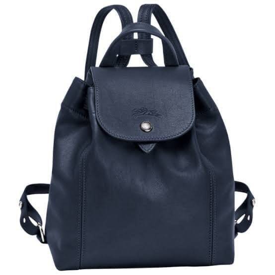 Longchamp Le Pliage Cuir Xs Leather Backpack แบรนด์ติดเทรนด์ตลอดไม่เคยเปลี่ยนกับ ทรง Le Pliage Cuir หนึ่งในตระกูลกระเป๋าสุดไอคอนิกจากแบรนด์ เมื่อรุ่น Le Pliage Cuir ในรูปแบบของหนังแกะ Metis ได้ถือกำเนิดขึ้นในปี 2012 เป้ที่มีการจัดการปรับดีไซน์ให้มีขนาดกำล