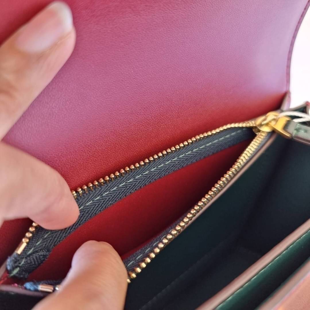 TORY BURCH ELEANOR SMALL CONVERTIBLE SHOULDER BAG ฮอตไอเท็ม รุ่นนี้ขายดีขายหมด สวยหรู คุณหนู ผู้ดี!! หายากมากแล้วน้า กระเป๋าสะพายข้าง ดีไซน์อยู่ทรง ขนาดกำลังสะดวกใช้สำหรับสาว วัสดุหนังแท้เต็มใบ สีทูโทน เปิด-ปิดด้วยแถบแม่เหล็ก ภายในแบ่งสัดส่วนได้เป็นอย่างด