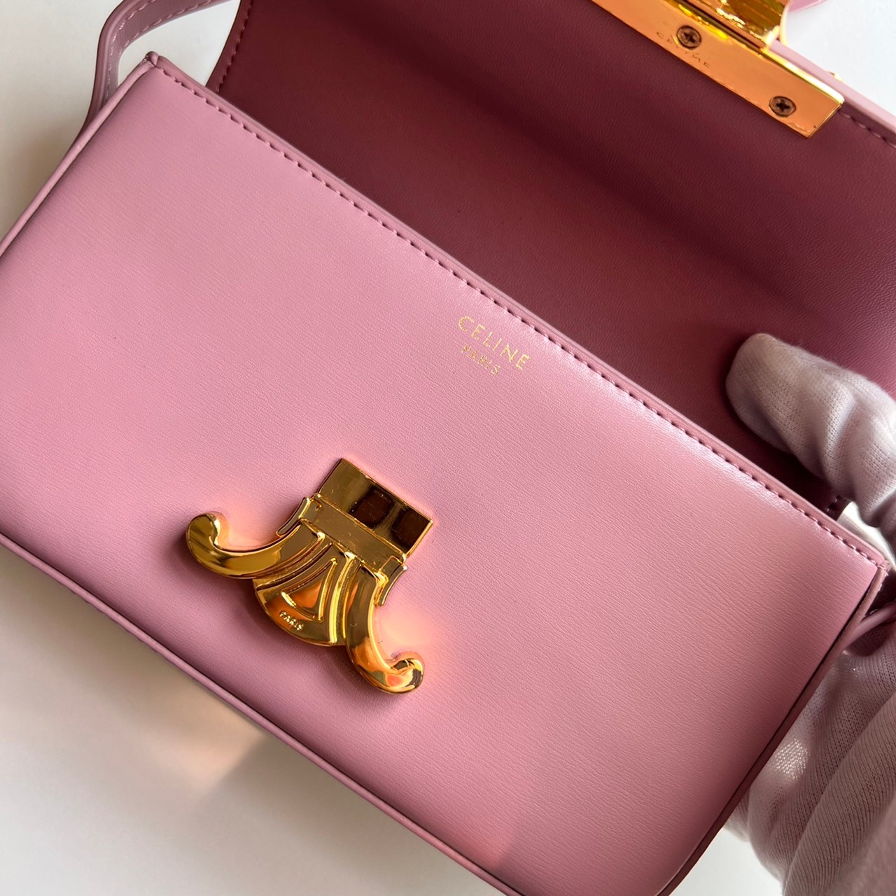 พร้อมส่งที่ไทยแล้วกับ CELINE TRIOMPHE SHOULDER BAG งานหนังเรียบสวยมาก กับสีโทนหวานๆ สาวๆ สายคิ้วห้ามพลาดเลยน้าาา ลวดลายสวยหรู ด้านในเปิดด้วยด้วยที่บีบโลโก้อะไหล่ทอง จุของได้กำลังดี ใส่โทรศัพท์ กระเป๋าสตางค์ใบสั้น ของจุกจิกได้ เหมาะกับสาวๆในวันที่อยากครอสบ