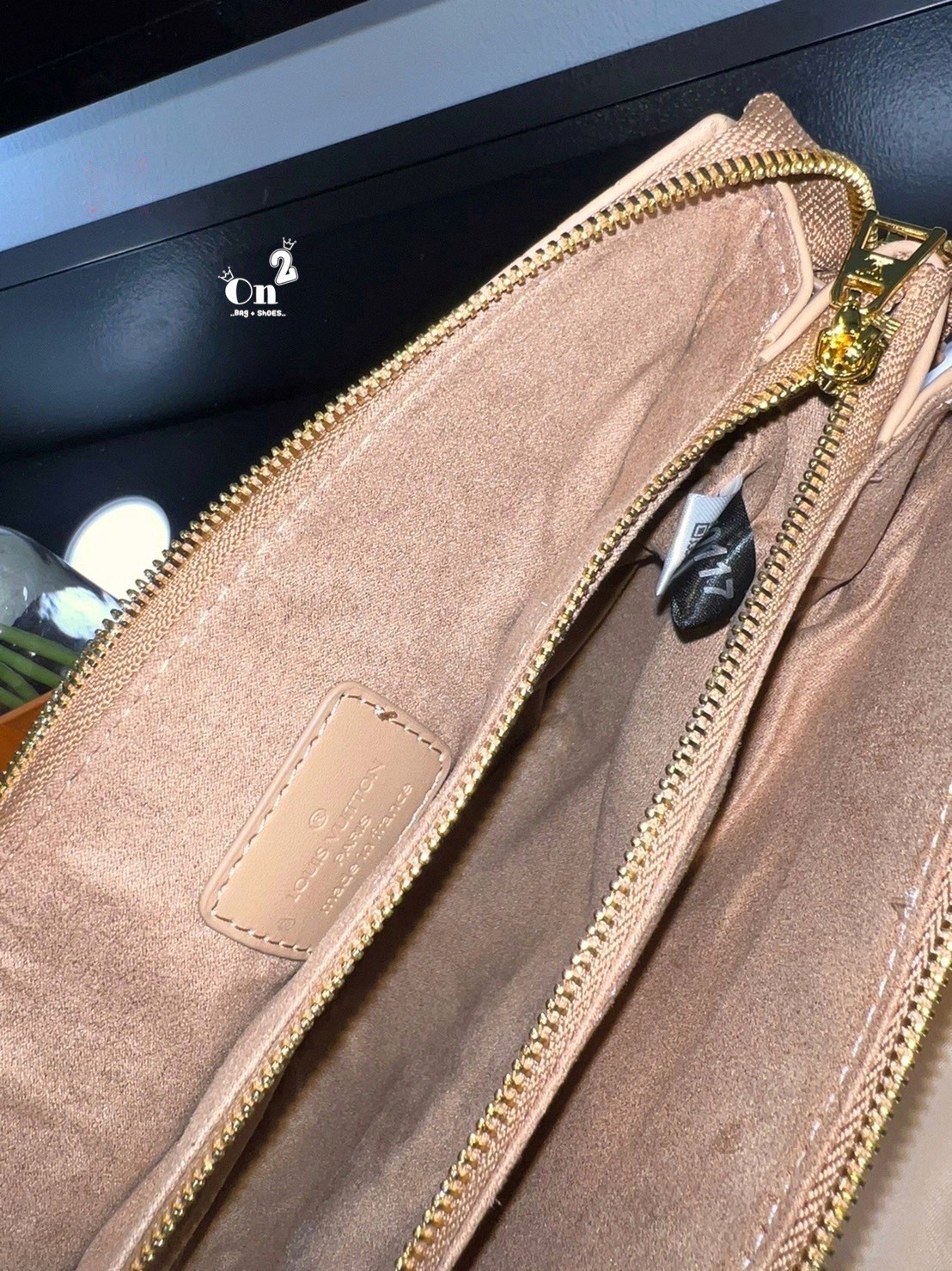 LV HANDLE POUCH MONOGRAM / LV Coussin PM Bag กระเป๋าสะพายกึ่งคลัชท์ สุดล้ำ มาแรงมาก ด้วยความสวยปังตั้งแต่แรกเห็น วัสดุหนังแกะสังเคราะห์ปั๊มลายสวยคม มาพร้อมสาย 2 เส้น เลิศๆ มีสายโซ่ที่มีดีเทลละเอียดไม่ซ้ำ และสายสปอร์ตครอสบอดี้ ที่จะคล้องไว้ทั้งสองเส้นก็ดีง