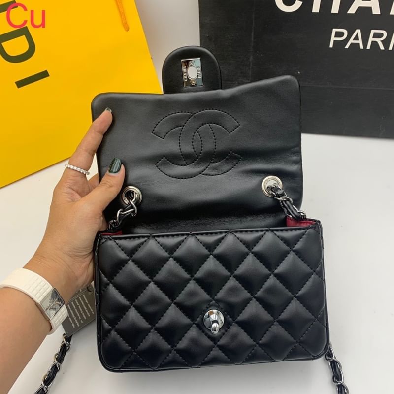 Chanel Classic mini flap bag กระเป๋าสะพายคลาสสิกรุ่นยอดนิยม ดีไซน์เรียบ หรูหรา สะพายแล้วขับผิว ไซส์มินิ สะพายเป็น everyday look หรือออกงานก็คลาสสิคสุดๆ!!