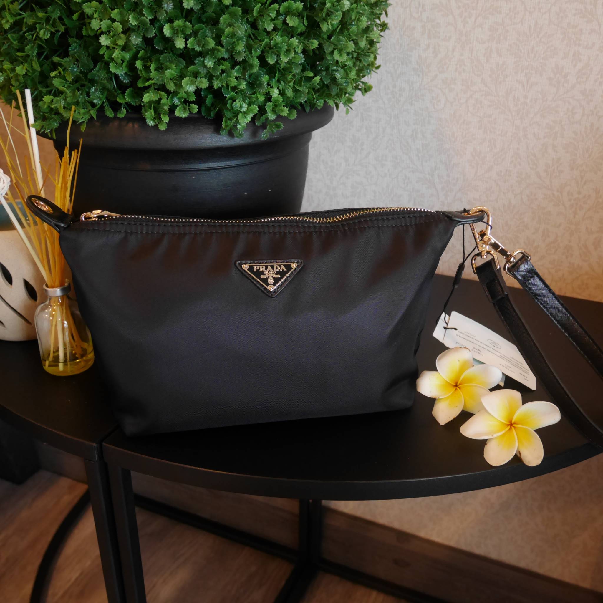 รุ่นขายดีติดอันดับTOP3 ! กระเป๋าสวยๆ งานพรีเมี่ยมกิ้ฟ จากเคาเตอร์ต่างประเทศ จากแบรนด์ PRADA เป็นกระเป๋า เครื่องสำอางค์ แต่มีสายสะพายยาวให้ 2 สาย เป็นแบบคล้องแขน และสะพายข้างลำตัว ใช้เป็น shoulder bag ได้เลยค่า หรือ ถือลำลองสวยๆ ก้อเลิศค่ะ คุ้มมากค่ะ ภายใน