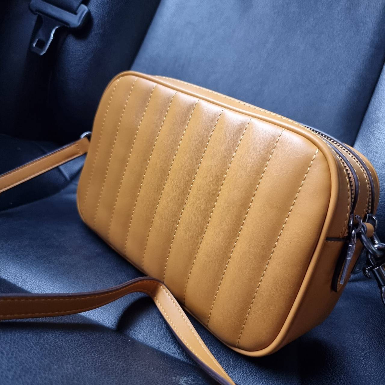 COACH C1569 JES CROSSBODY WITH LINEAR QUILTING ใหม่ล่าสุด!! กระเป๋าสะพายข้าง รุ่น 2 ซิป ใบใหญ่จุใจ ดีไซน์ใหม่ เพิ่มลูกเล่นให้ดูหรูหรายิ่งขึ้น วัสดุหนังสังเคราะห์บุเป็นลายเส้นสวยงาม เปิด-ปิดด้วยซิป 2 ช่องหลัก ใช้งานง่าย ทรงสวยมากๆรุ่นนี้ มาพร้อมสายสะพาย cr