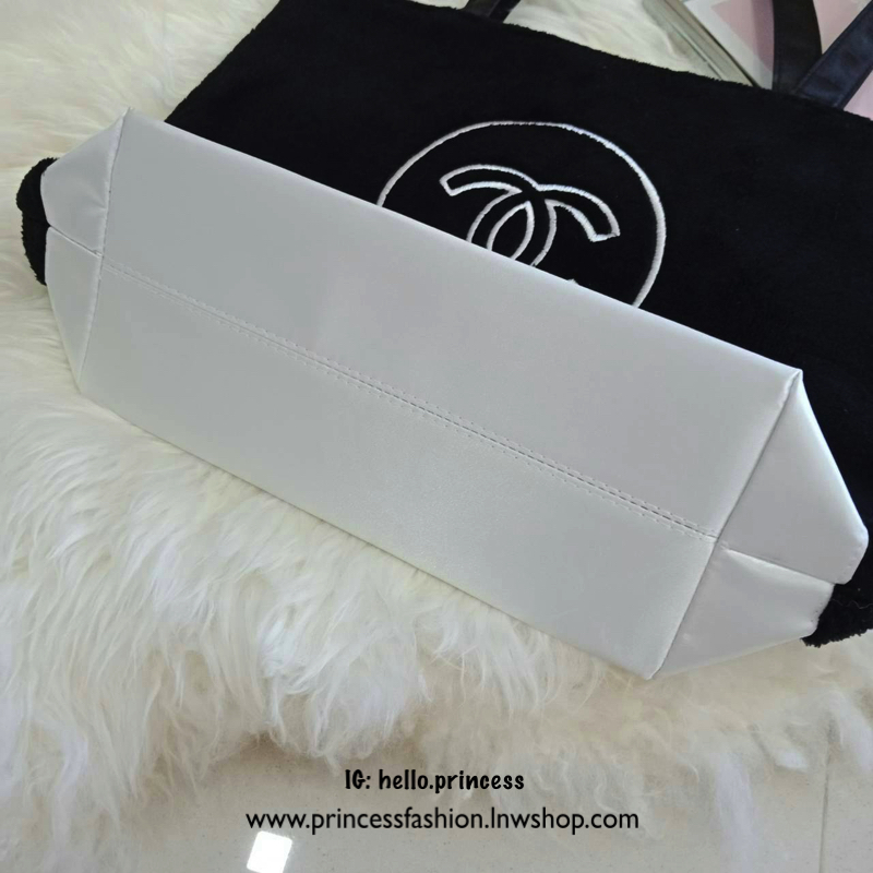 New Arrival !! CHANEL TOTE BAG กระเป๋าทรง SHOPPING BAG ใบใหญ่ ขนนิ้มนิ่ม จากงานพรีเมี่ยมกิ้ฟ ของแถมจากน้ำหอม จากแบรนด์ CHANEL เนื้อกระเป๋าทำจากขนเทียม ผิวสัมผัสฟูนิ่ม ตกแต่งด้วยผ้าไนลอนด้านท้ายวางได้กันน้ำ!! ปักโลโก้แบรนด์ ด้านในเปิดปิดด้วยกระดุม บุผ้าซับ