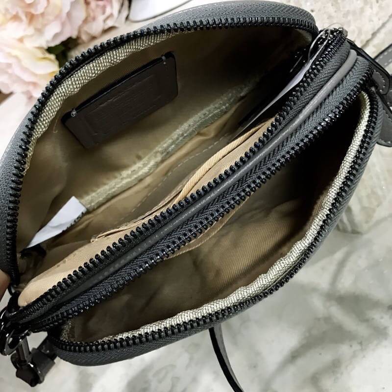 COACH FACTORY Crossbody Clutch with Rivets กระเป๋าสะพายพร้อมสายคล้องข้อมือ ขนาดกำลังน่ารัก วัสดุหนังเรียบ สวยอยู่ทรง ด้านหน้ามี logo brand ประดับหมุดรอบสุดชิค เปิดปิดด้วยซิป แบ่ง 2 ช่อง ภายในโล่ง มีช่องเล็ก พร้อมสายคล้องข้อมือ และสายยาวถอด ปรับได้ค่ะ