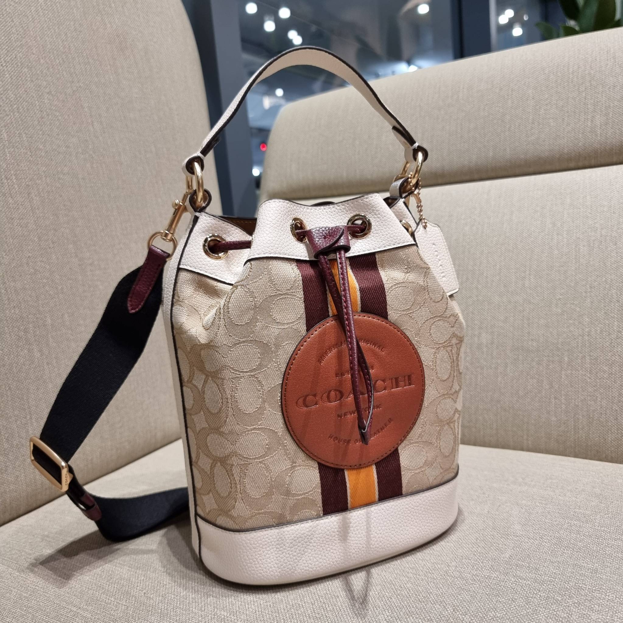 COACH C7084 DEMPSEY DRAWSTRING BUCKET BAG IN SIGNATURE JACQUARD WITH STRIPE AND COACH PATCH พี่สาวใบใหญ่สุดสวยมาแล้วจ้า!! กระเป๋าทรงถังไซส์ใหญ่ ที่สาวๆรอคอย ใช้งานง่ายด้วยการรูดหนังปิดรอบปากกระเป๋า ทุกอย่างลงตัวที่สุด!! โดดเด่นด้วยลวดลายสีสันที่ละมุนมาก ว