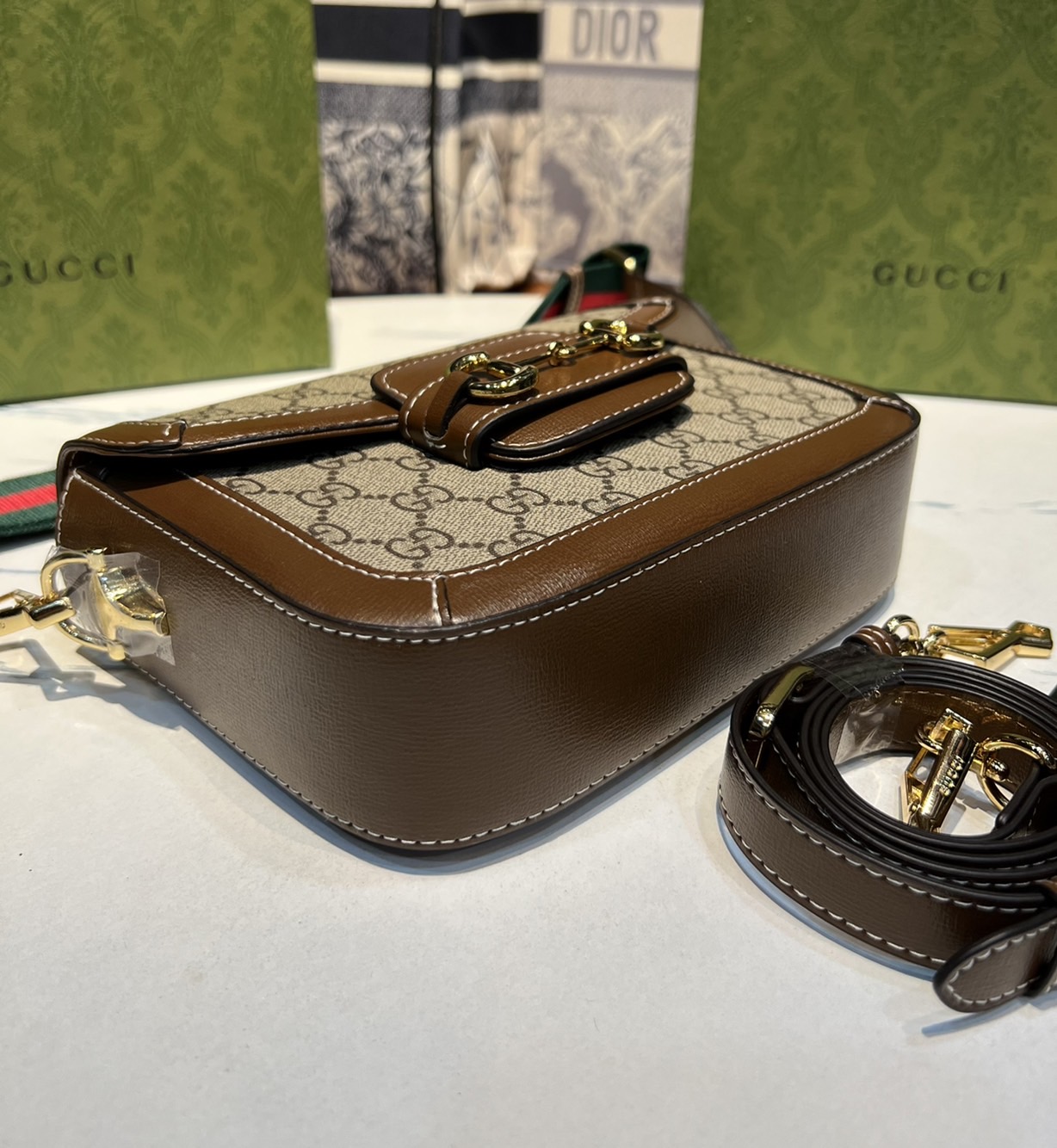 หนังแท้ GUCCI Horsebit 1955 mini bag GG Supreme canvas ที่สุดของรุ่นที่ฮอตหนักมาก คอลเลคชั่นที่ยอดขายดีตั้งแต่วันแรกที่ลง shop ด้วยรูปทรงที่กะทัดรัด ตอบโจทย์ได้ทุกลุค ทุกไลฟ์สไตล์ ใช้งานได้ง่ายคล่องตัว เรียกได้ว่าใครไม่มีได้ยังไง สวยขนาดนี้!!