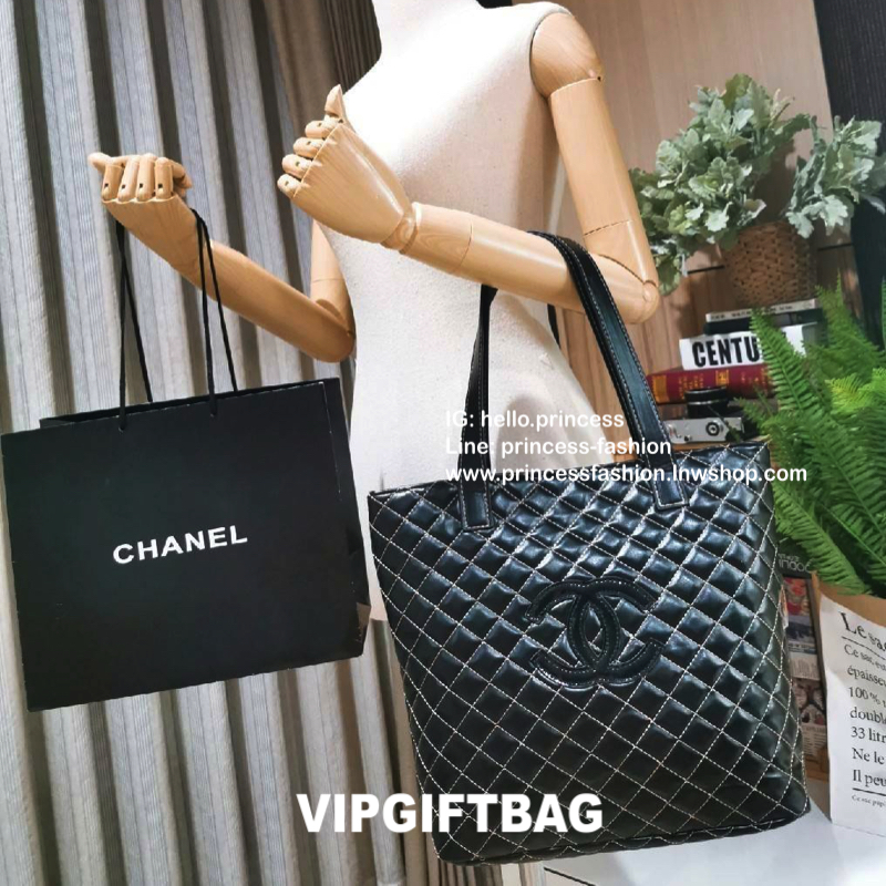 Chanel GWP Tote Bag กระเป๋าสะพายทรง Tote VIP Gift With Purchase (GWP) Limited Edition พรีเมี่ยมกิ้ฟของแท้รุ่นใหม่ล่าสุดจาก Chanel Cosmetic Counter วัสดุหนังนิ่มเรียบลายตารางอยู่ทรงสวยด้านหน้ามีโลโก้แบรนด์ ขนาดกำลังดี เปิดปิดด้วยกระดุมแม่เหล็ก ภายในโล่งกว้