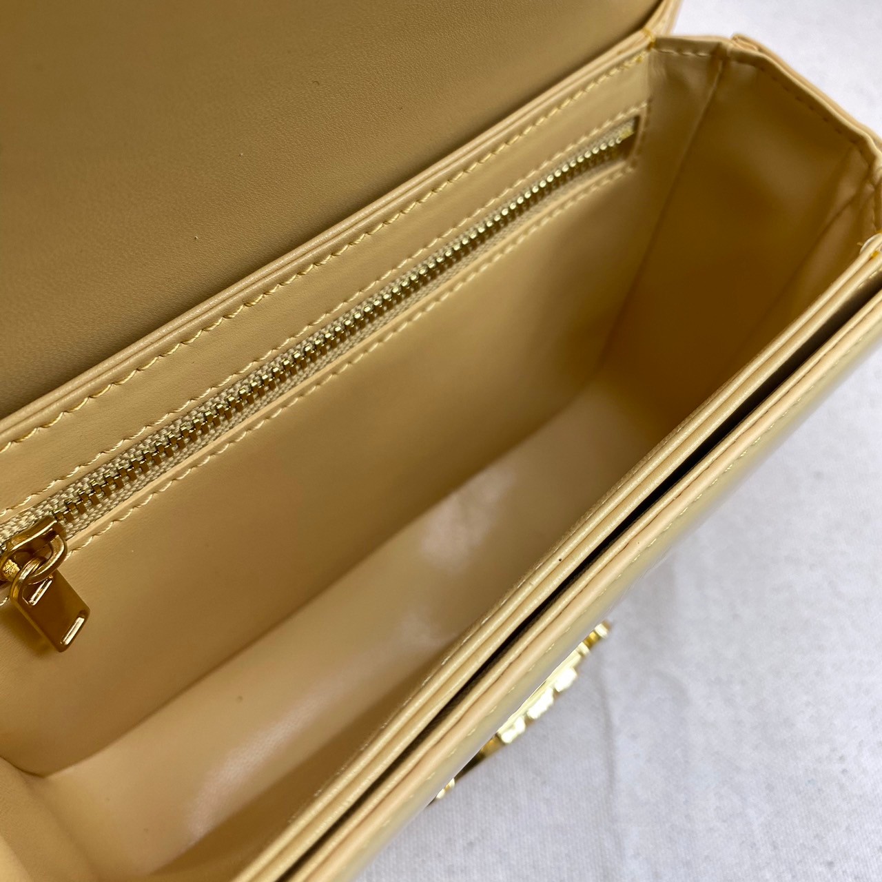 TEEN 18cm : CELINE TEEN TRIOMPHE BAG IN SHINY CALFSKIN / Celine Triomphe Bag / Celine Bag พร้อมส่ง 7 สี เกรดออริ 1:1 กระเป๋าแบรนด์หรูที่ควรมีแห่งปี รูปทรงสี่เหลี่ยมรุ่นฮอตฮิตของเหล่าดาราและเซเลบทั้งหลาย ดีไซต์เรียบหรู