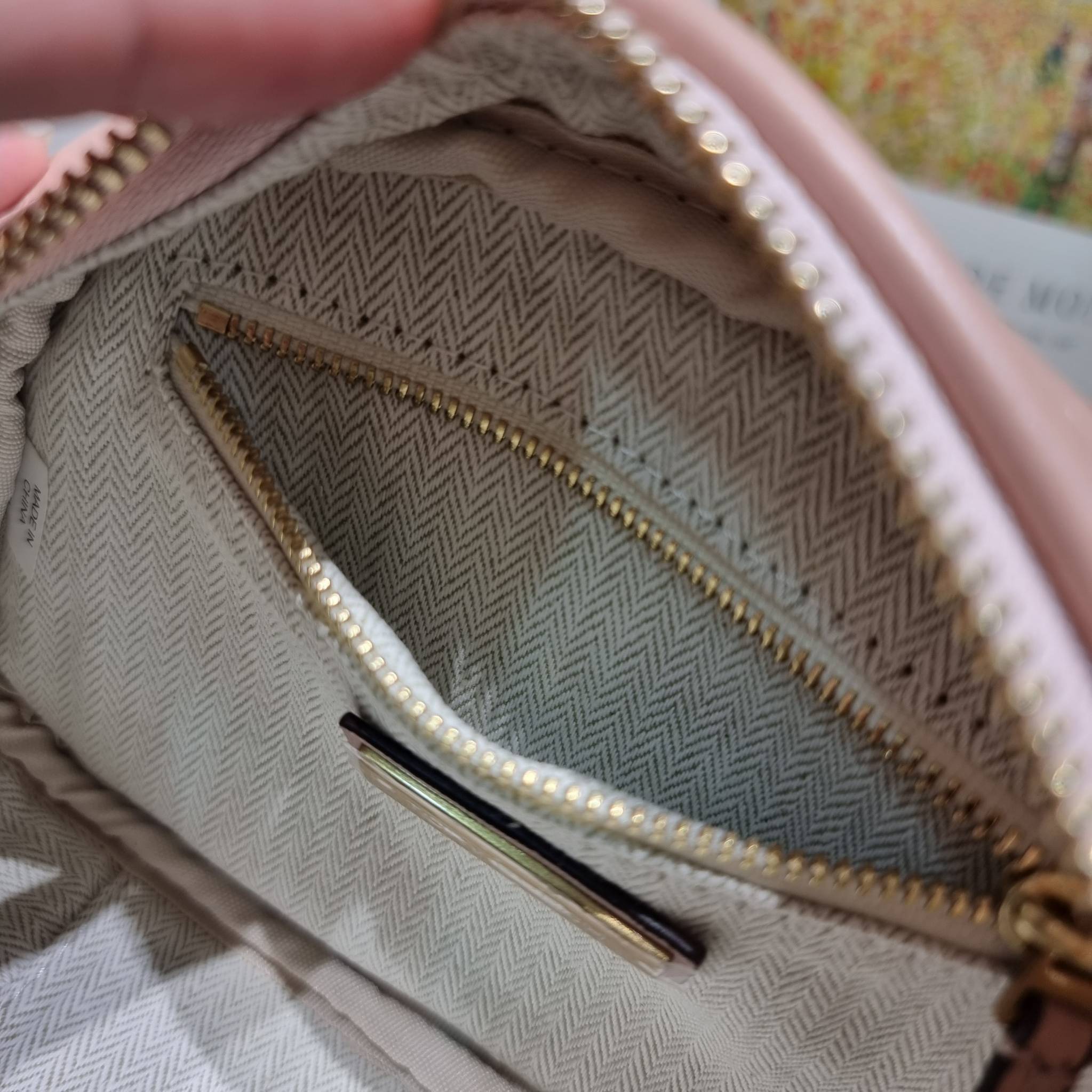 TORY BURCH KIRA CHEVRON SMALL CAMERA BAG / TORY CAMERA BAG / TORY BAG พร้อมส่ง 4 สี กระเป๋าสะพายทรงกล้อง ขนาดกะทัดรัด ไซส์สะพายคล่องตัว ดูหรู ลูกคุณหนู