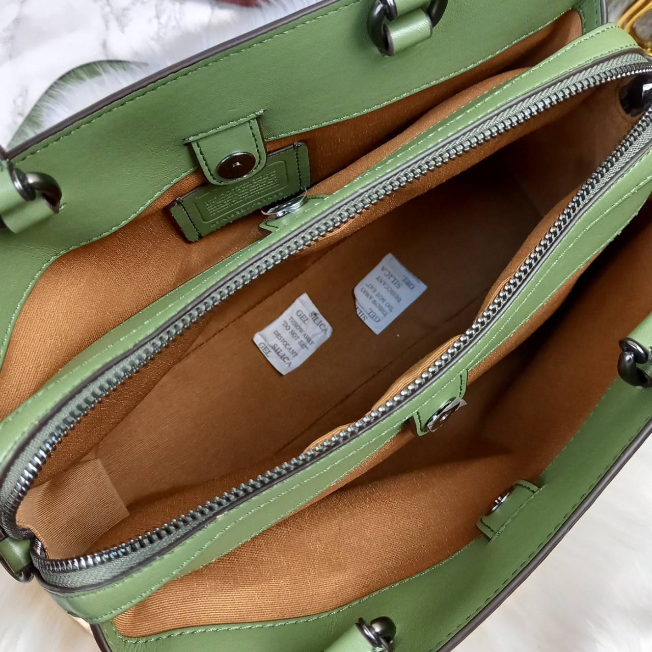 หัวใจจะวาย!! ละมุนมาก ลุคคุณหนูสุดๆ COACH MINI LILLIE CARRYALL (COACH F91494)🌺 ใช้ดีจนต้องบอกต่อ อีกแล้วจ้า ใครๆก็ถามหา😍>>>ทรงถัง รุ่นใหม่ 10 นิ้ว ขนาดกำลังดี เหมาะมือมาก มี 3 ช่องด้านใน ช่องกลาง เปิด-ปิด ด้วยซิป ส่วน 2 ช่องด้านข้