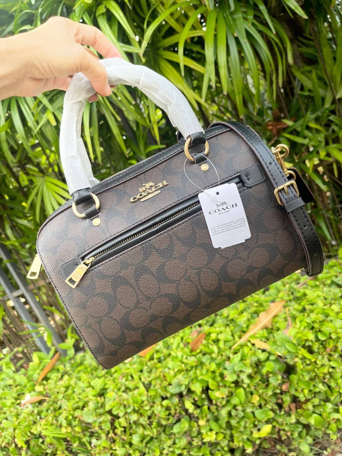 COACH Signature Canvas Rowan Satchel Crossbody จุดเด่นของกระเป๋าทรงsatchel bag คือรูปทรงของกระเป๋าดูแข็งแรง มั่นคง ไม่เสียทรงง่าย มาพร้อมหูหิ้วที่ด้านบนของกระเป๋า ลายแคนวาสที่เป็นซิกเนเจอร์แบบเอกลักษณ์ ช่องใช้งานทุ้งภายในและภายนอก นอกจากนี้ กระเป๋าประเภทน