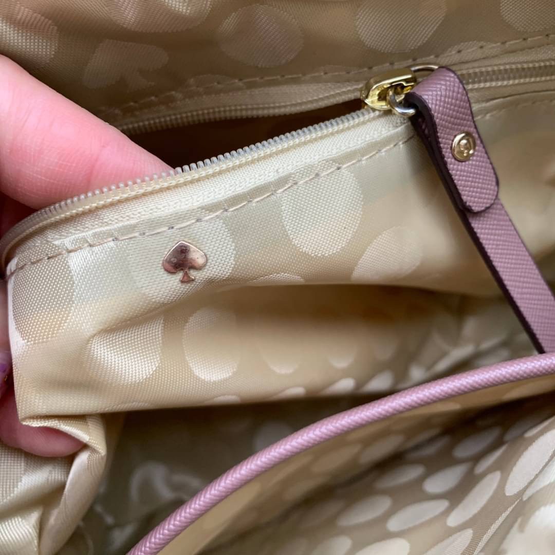 ของแท้ 💯% Kate Spade New York Cross Body Bag กระเป๋าถือหรือสะพาย หนัง Saffiano ภายในมีช่องซิปและช่องเล็ก มีหมุดรองฐานกันรอย 4 มุม อะไหล่ทองทั้งใบ ขนาดกำลังดี ใส่กระเป๋าสตางค์ยาวได้ค่ะ