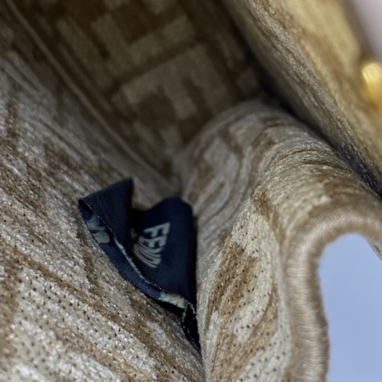 Fendi peekaboo 25cm เกรดออริจินอล กระเป๋าเฟนดิ คลาสสิกตามแบบฉบับแบรนด์ วัสดุคุณภาพอย่างดี เพิ่มความหรูหราและโดดเด่นด้วยการตกแต่งลวดลายโลโก้เด่นชัดทั้งใบ และด้วยขนาดที่กะทัดรัดและดีไซน์ที่เรียบหรูนี้ จึงสามารถนำไปแมทช์กับการแต่งตัวได้ง่าย ไม่ว่าจะเป็นสไตล์