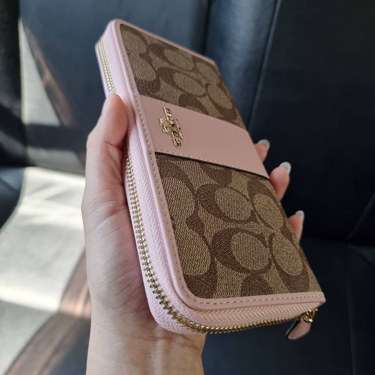 COACH F54630 ACCORDION ZIP WALLET IN SIGNATURE COATED CANVAS WITH LEATHER STRIPE กระเป๋าสตางค์ใบยาวรุ่นคลาสสิค คัดสีขายดีมาให้กันเลยจ้า ♥️ วัสดุหนังแคนวาสเคลือบลาย เปิด-ปิดด้วยซิปรอบ รูดใช้งานง่าย ใส่บัตรได้ มีช่องซิปใส่เหรียญ ใส่มือถือได้ พกใบนี้ใ