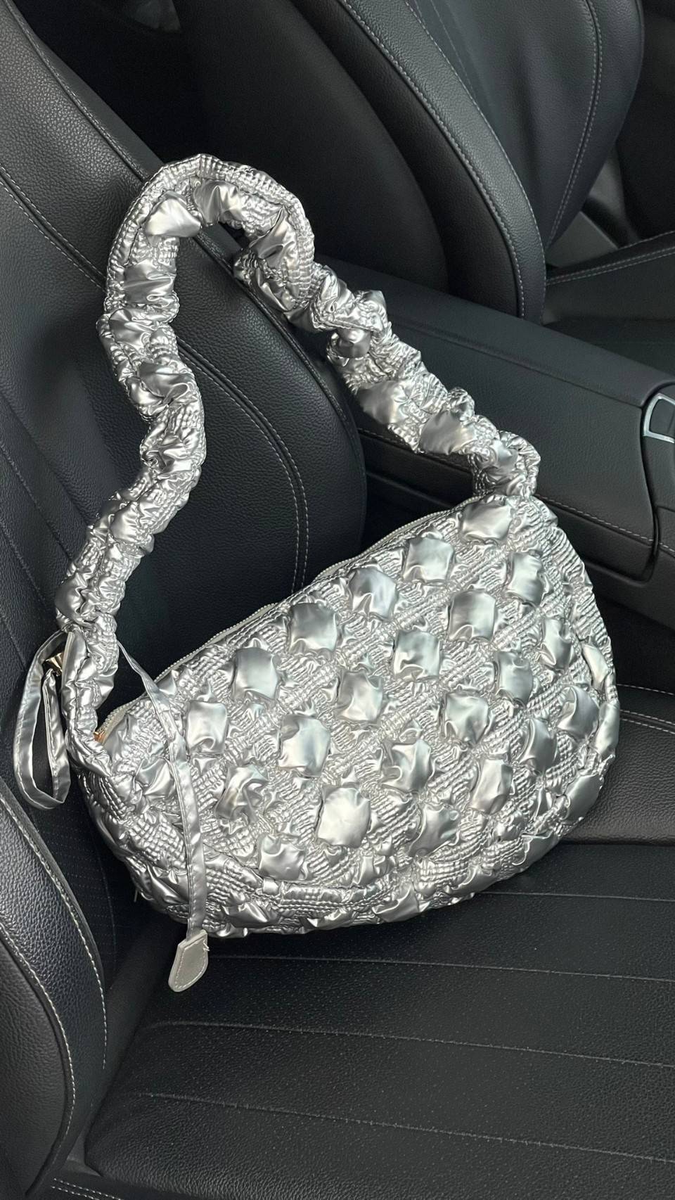 Cozy Shoulder Bag / Carlyn Bag 2022 สายแฟชั่นเกาหลีห้ามพลาด‼️ เป็นกระเป๋าที่กำลังได้รับความนิยมอย่างมากในเวลานี้ ถูกออกแบบมาให้มีลักษณะนุ่มนิ่มไม่ต่างจากพัฟเฟิลโค้ตหรือผ้านวม เลือกหยิบมาใช้ แมตช์เข้ากับคอสตูมได้ในแต่ละวัน