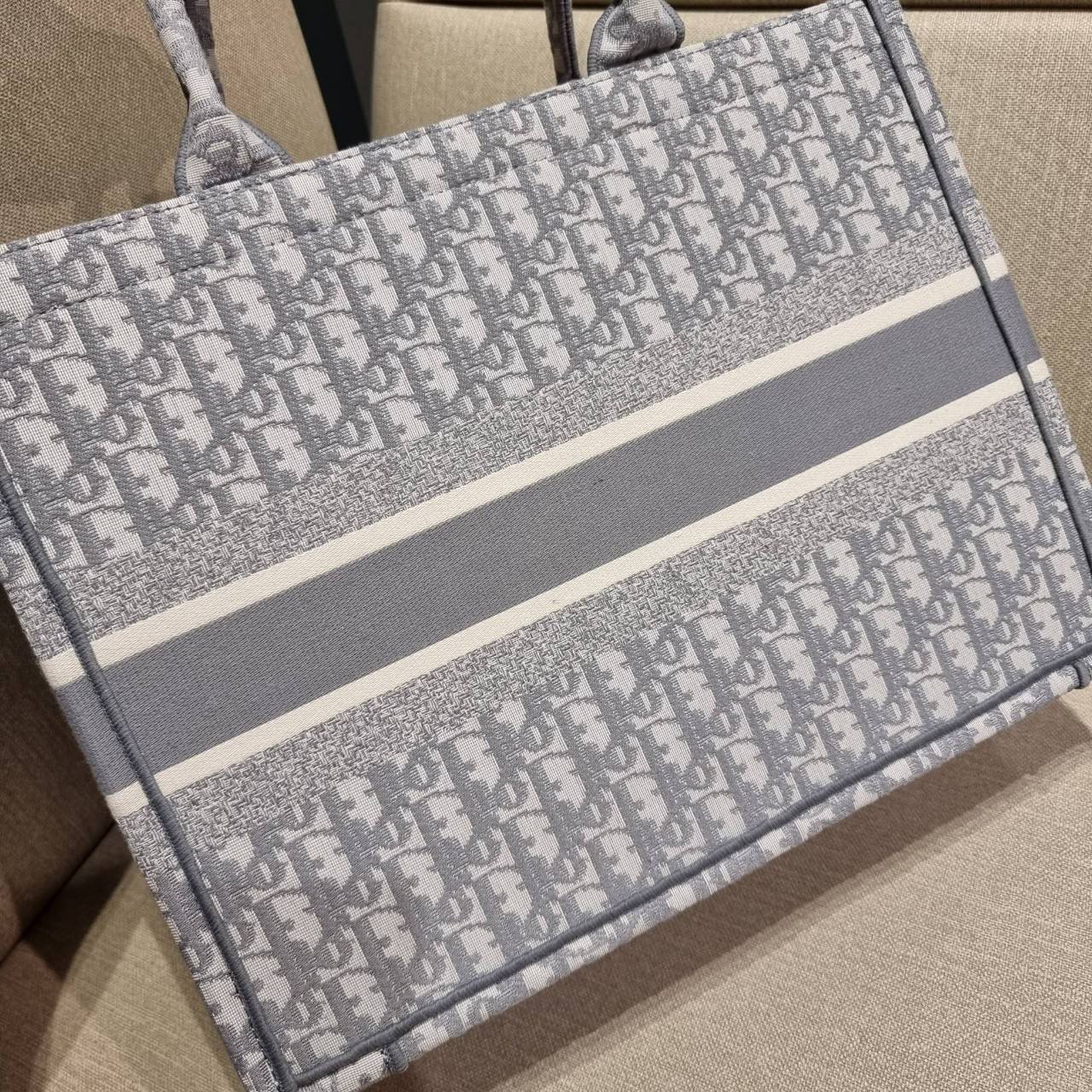 VIP 】HOT ARRIVAL!! DIOR CD SHOPPING BAG WITH GWP กระเป๋าทรงช้อปปิ้งใบใหญ่ จุใจ!! พรีเมี่ยมกิ๊ฟรุ่นดับเบิ้ลฮอต ดีไซน์คลาสสิควินเทจ สวยหรู วัสดุผ้าแคนวาสลายกราฟฟิค ภายในโล่งกว้างมากๆ ใส่ของจุสุดๆ โน้ตบุ้ค ไอแพด กระเป๋าสตางค์ มือถือ หรือเสื้อผ้ายังได้ สะพายค