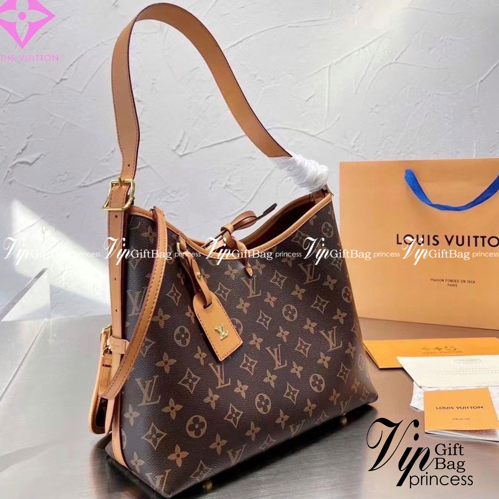 LV CARRYALL Monogram Canvas 12" / LV Shopping Bag รุ่นใหม่ล่าสุด กระเป๋าสะพายทรงหรูหรามีสไตล์ สวยปังมั้ยไหว ใบจริงสวยมากกกก ได้สวยก่อนใคร วัสดุหนังแคนวาสเคลือบลาย สวย คลาสสิค ภายในเป็นช่องโล่ง จุของได้เยอะ สาวๆใช้ใบนี้ สะพายไปไหนก็เข้ากัน ถ่ายรูปสวยๆ