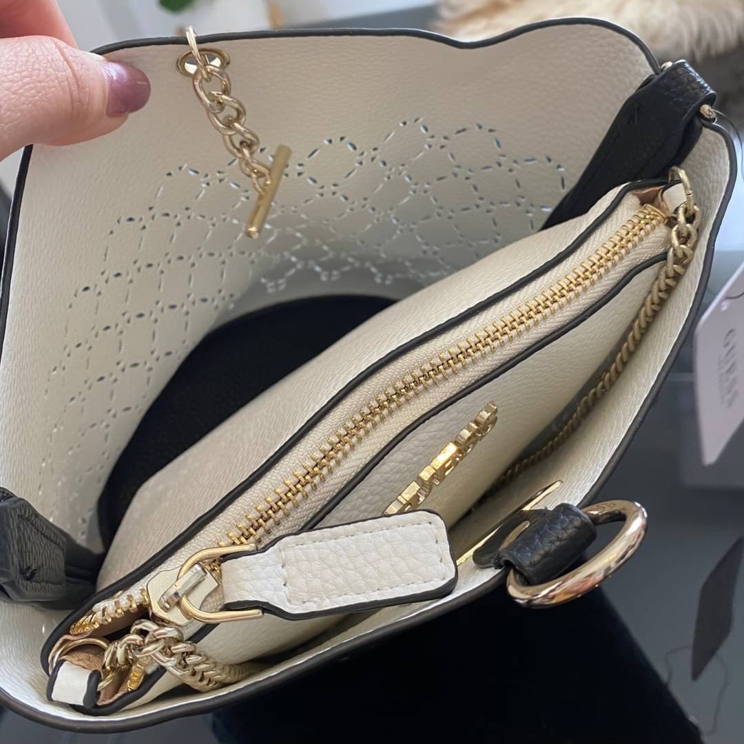 Guess Amara Bucket Handbag ซื้อ 1 ได้ถึง 2 กระเป๋ารุ่นใหม่ล่าสุดทรงถังสุดน่ารัก พิมพ์ลายรอบใบ วัสดุหนังนิ่มคุณภาพดี นิ่ม น้ำหนักเบา ด้านหน้าประดับด้วยโลโก้แบรนด์สวยโดดเด่น เปิด-ปิดด้วยด้วยตัวคล้องอะไหล่เงินสะดวกใช้ ด้านในโล่ง มีสายยาวปรับระดับได้มาให้ มาพ