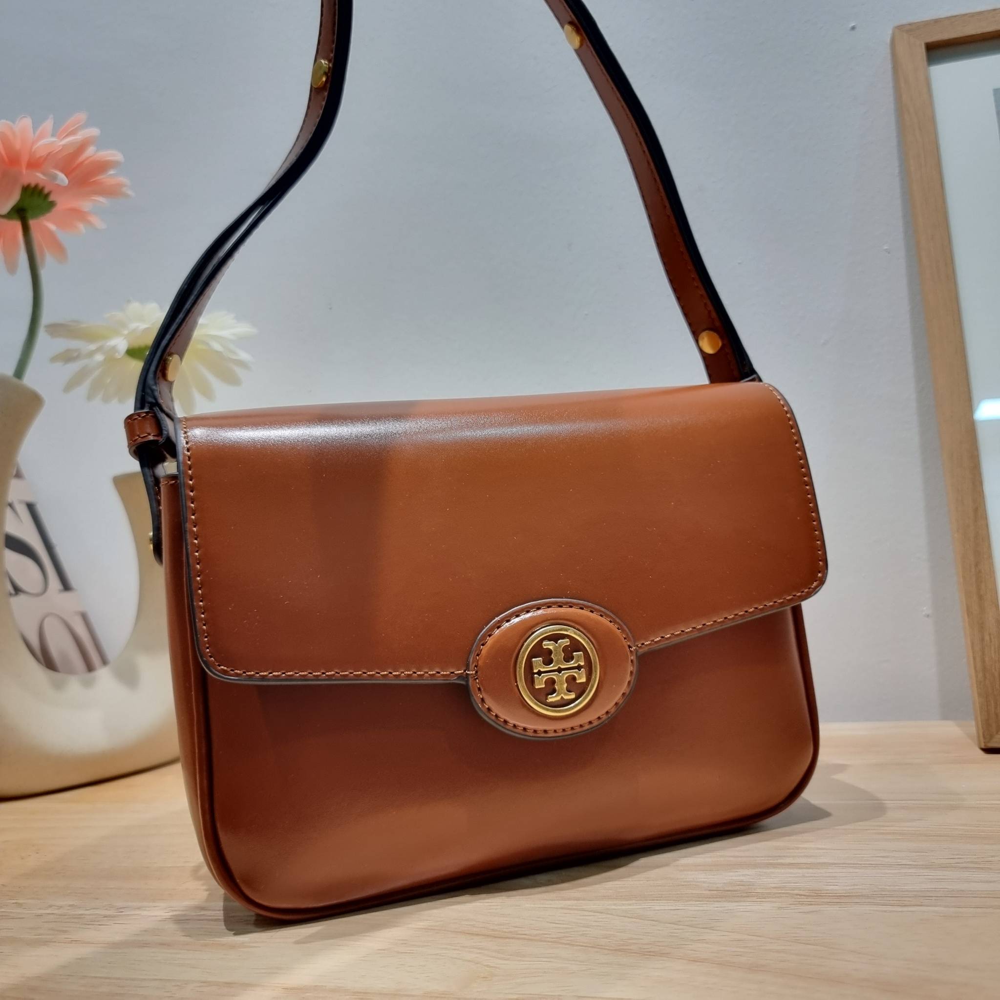 TORY BURCH ROBINSON SPAZZOLATO CONVERTIBLE SHOULDER BAG คอลเลคชั่นใหม่ สวยก่อนใคร ในราคาสุดคุ้ม! กับกระเป๋าสะพายไหล่ ดีไซน์สุดหรู หนังแก้วเงาสวยคม สีผู้ดี รูปทรงใช้งานได้ทุกลุค