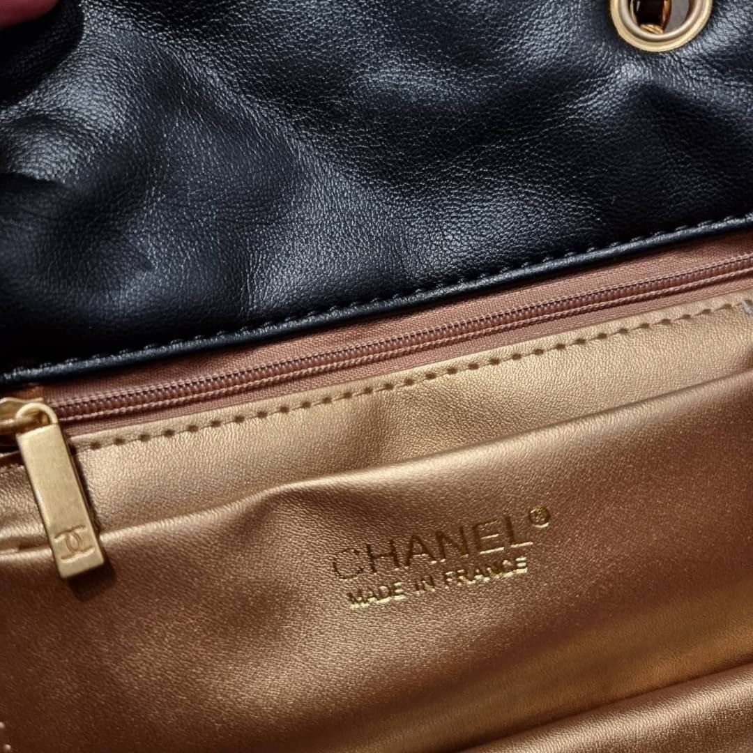 VIP 🥂 เซ็ทคือที่สุดของความคุ้ม CHANEL GIFT BOX SET สุดหรูชวนให้สะสม สุดยอดไอเท็มหายากพร้อมเสิร์ฟครบชุด สุดคุ้ม มาพร้อมกระเป๋าสะพายถึง 2 ใบ สุดหรูลิมิเต็ด หาไม่ได้ง่ายๆ ในคอลเลคชั่นภายในสีทอง และที่พิเศษยังมีน้ำหอมตัวท็อปมาให้อีก chanel no.5 ที่แสน