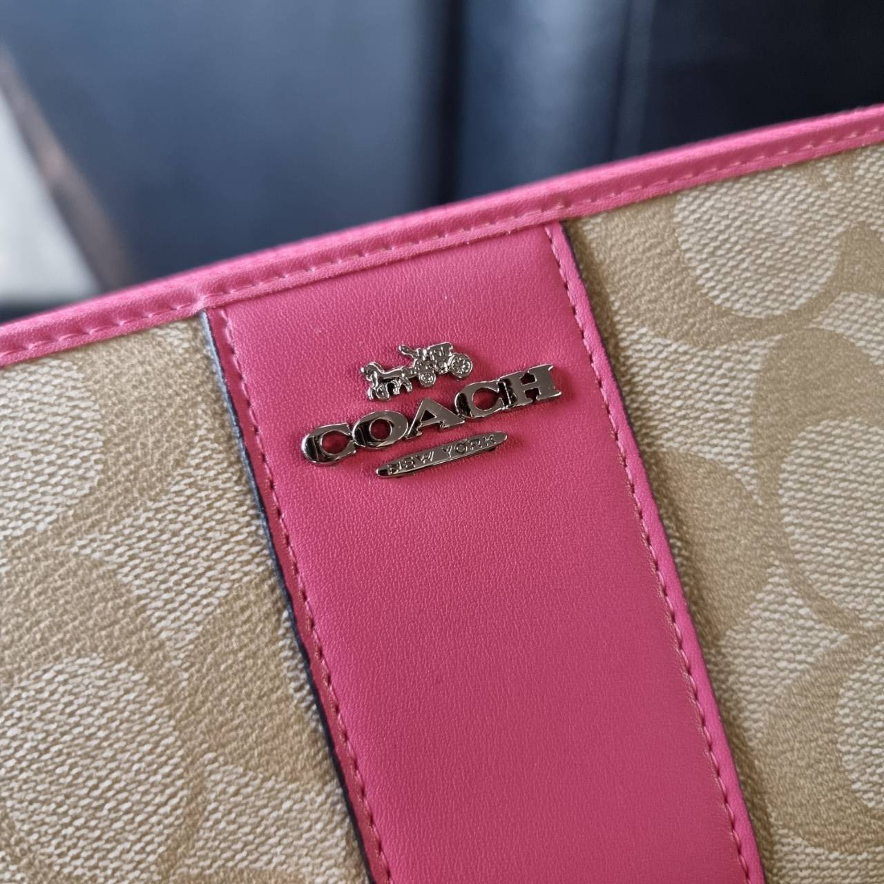 COACH F54630 ACCORDION ZIP WALLET IN SIGNATURE COATED CANVAS WITH LEATHER STRIPE กระเป๋าสตางค์ใบยาวรุ่นคลาสสิค คัดสีขายดีมาให้กันเลยจ้า ♥️ วัสดุหนังแคนวาสเคลือบลาย เปิด-ปิดด้วยซิปรอบ รูดใช้งานง่าย ใส่บัตรได้ มีช่องซิปใส่เหรียญ ใส่มือถือได้ พกใบนี้ใ