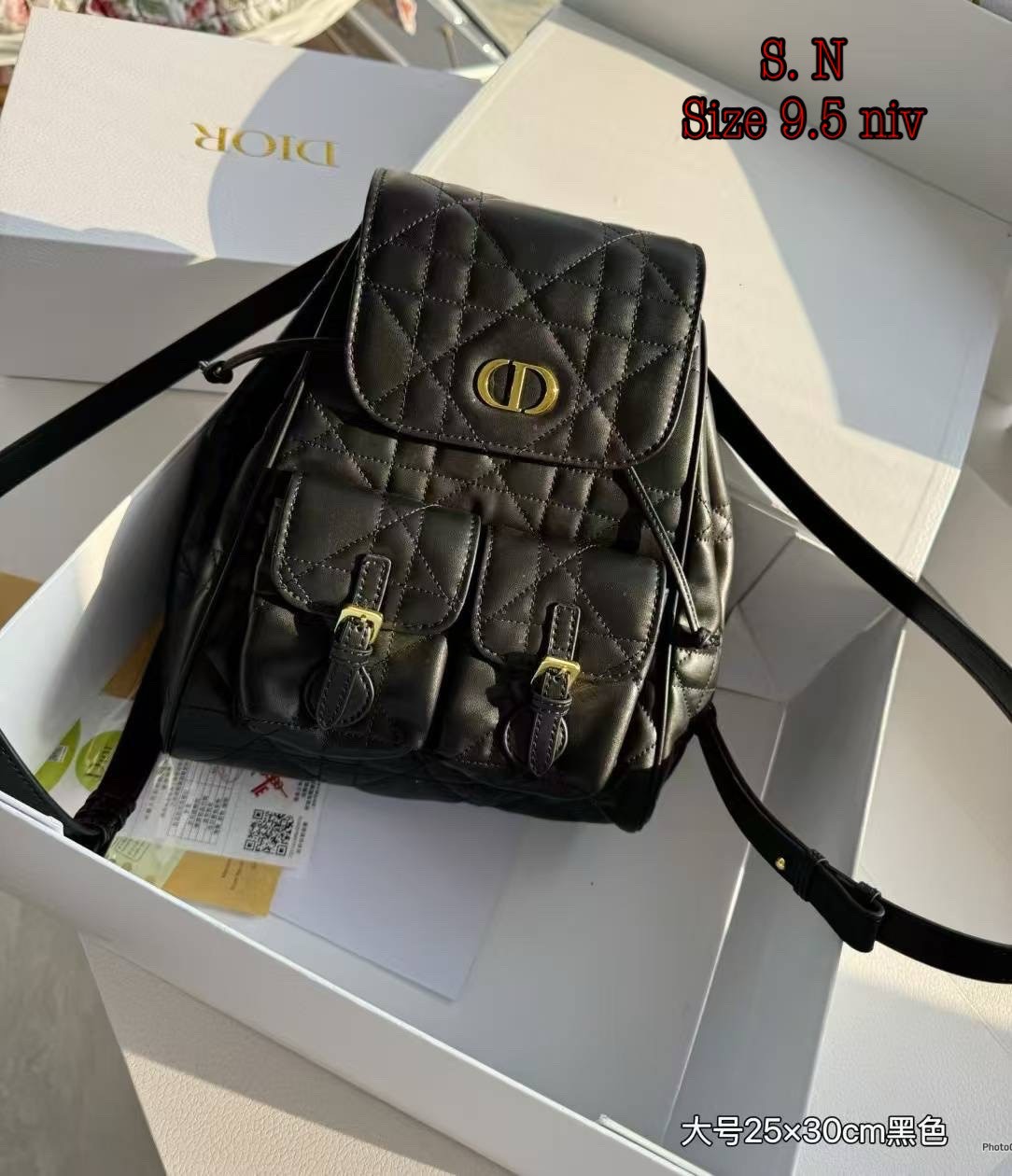 DIOR Medium Caro Backpack กระเป๋าเป้ไซส์กลาง ขนาดกำลังดีน่าใช้ หนังสวยเกินเรื่องมากๆ สัมผัสนิ่ม หรูหรา หูจับในตัวดีไซน์โค้งมนอะไหล่ทองสวยโดดเด่นไม่เหมือนใคร