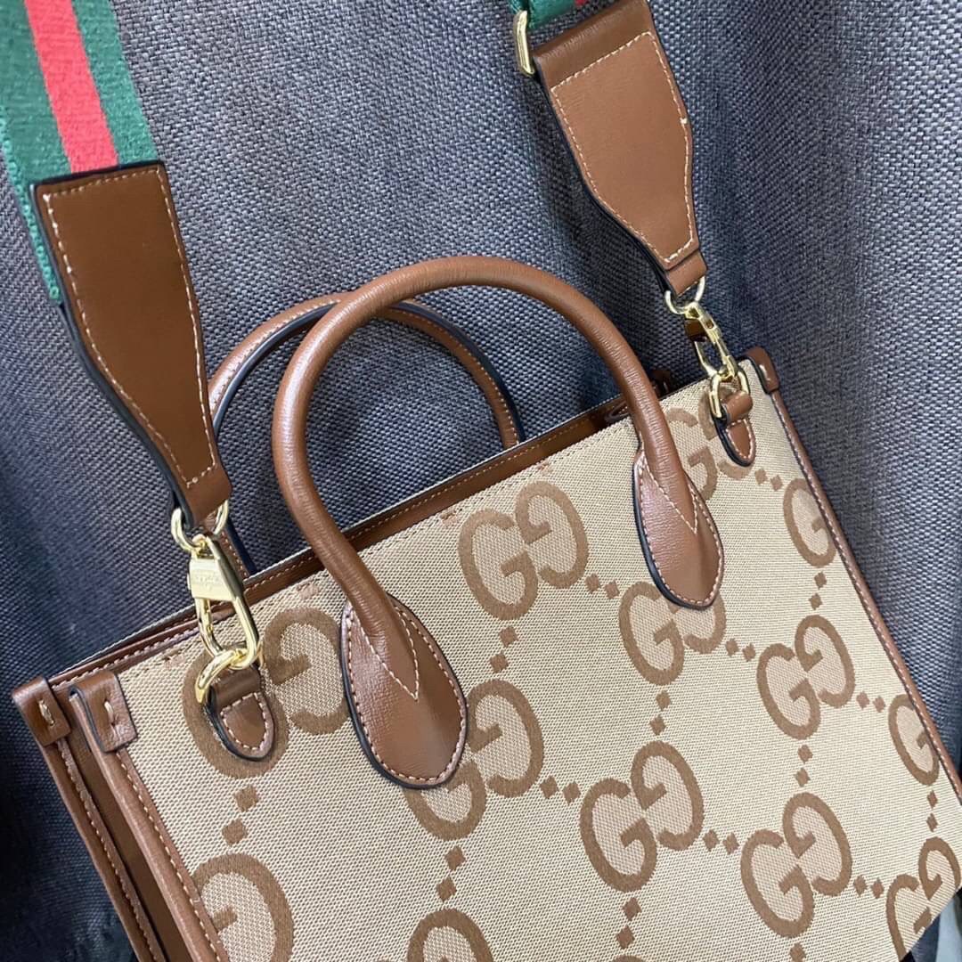 Gucci Jumbo GG tote bag / GG Shopping Bag พร้อมส่งที่ไทย ภาพสินค้าถ่ายจากงานจริง ใช้งานต่างประเทศได้ กระเป๋าไซส์ใหญ่ โดดเด่นด้วยจัมโบ้ฟอนท์ สวยเอกลักษณ์ วัสดุหนังแคนวาส ภายในโล่งกว้างมาก ใส่ของแบบแน่นๆ จุๆไปได้เลย หมดห่วง!! และยังมีสายครอสบอดี้มาให้ จะสะพ